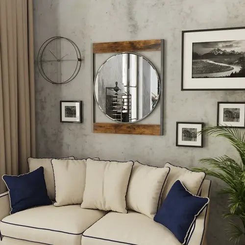 Miroir industriel vintage accroché dans un salon moderne avec des accents décoratifs et un cadre en bois patiné