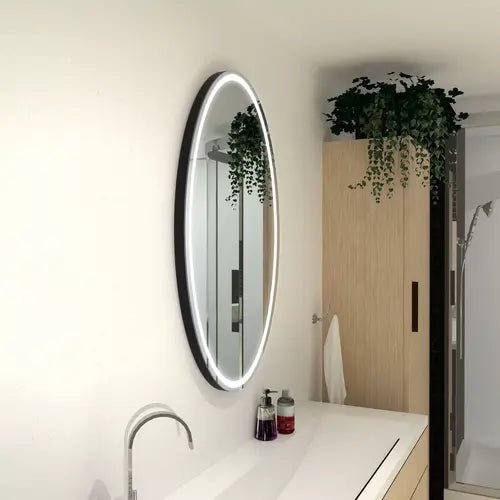 Miroir ovale 80x120 cm suspendu au-dessus d'un meuble lavabo moderne, idéal pour une salle de bain haut de gamme