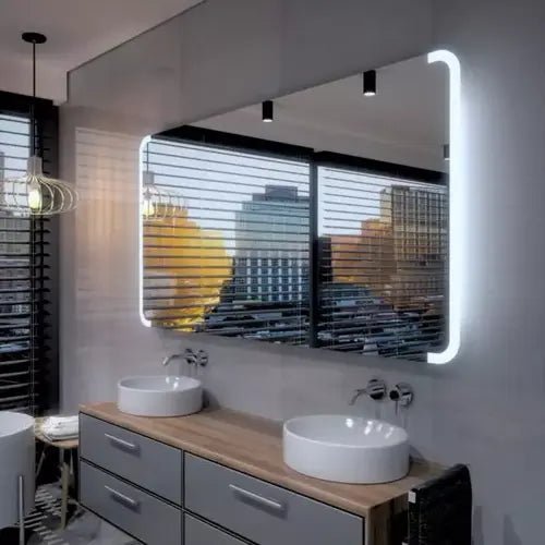 Grand miroir LED mural de 2m x 1m dans une salle de bain élégante avec éclairage naturel