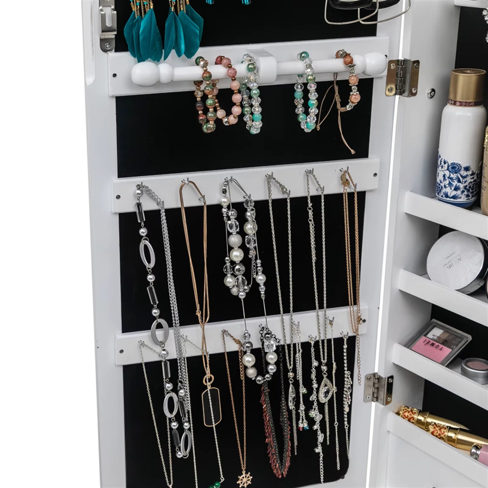 Rangement colliers et bracelets à l'intérieur de l'armoire à bijoux miroir sur pied.