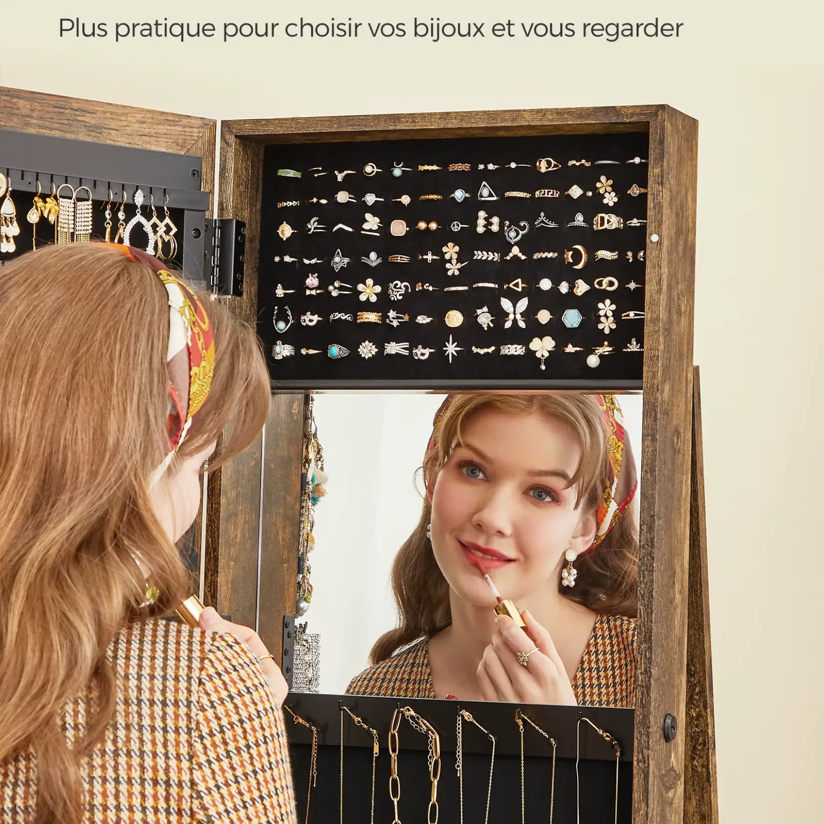 Femme utilisant un miroir intérieur d'armoire à bijoux sur pied pour se maquiller.