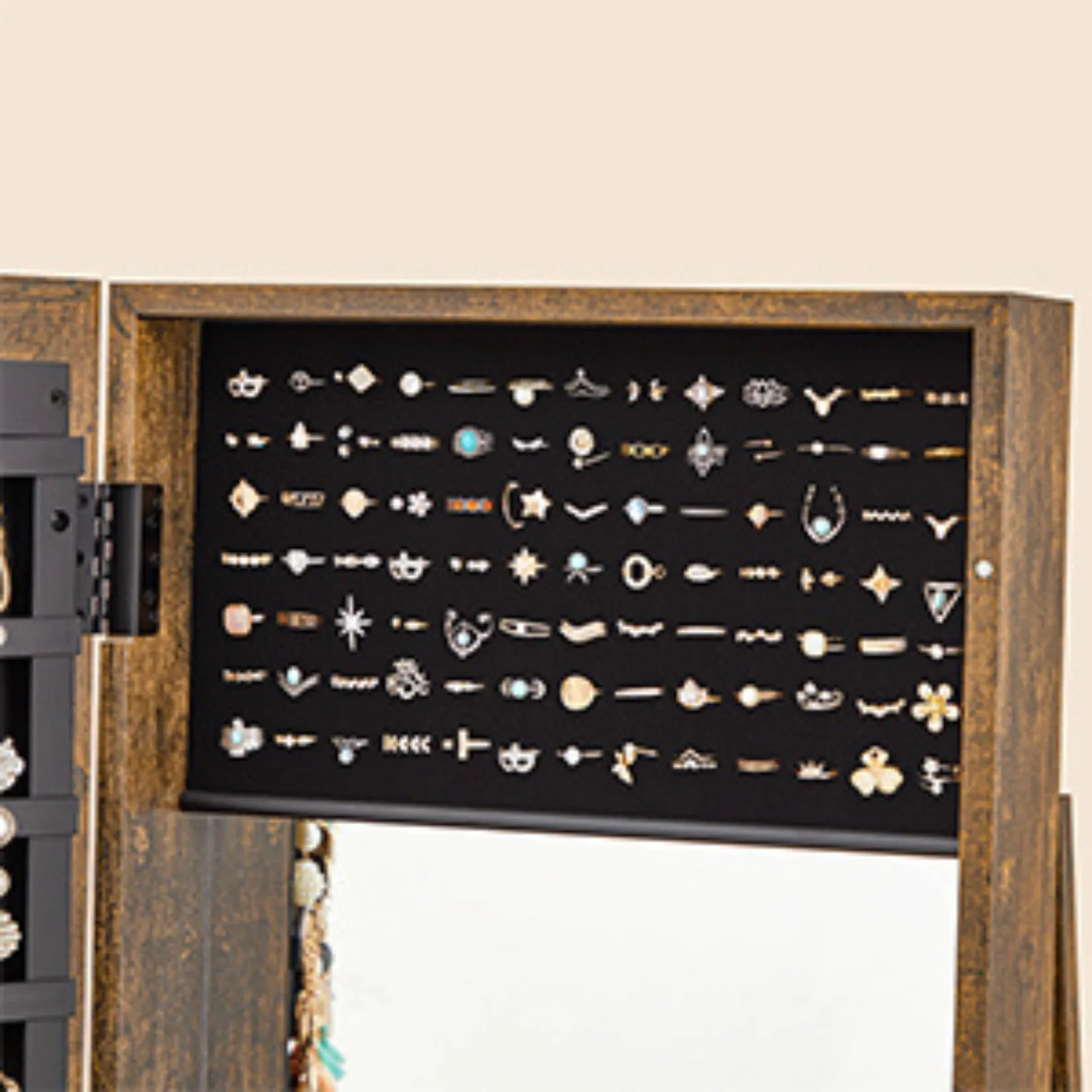 Compartiment de rangement pour bagues et boucles d’oreilles dans une armoire à bijoux sur pied.