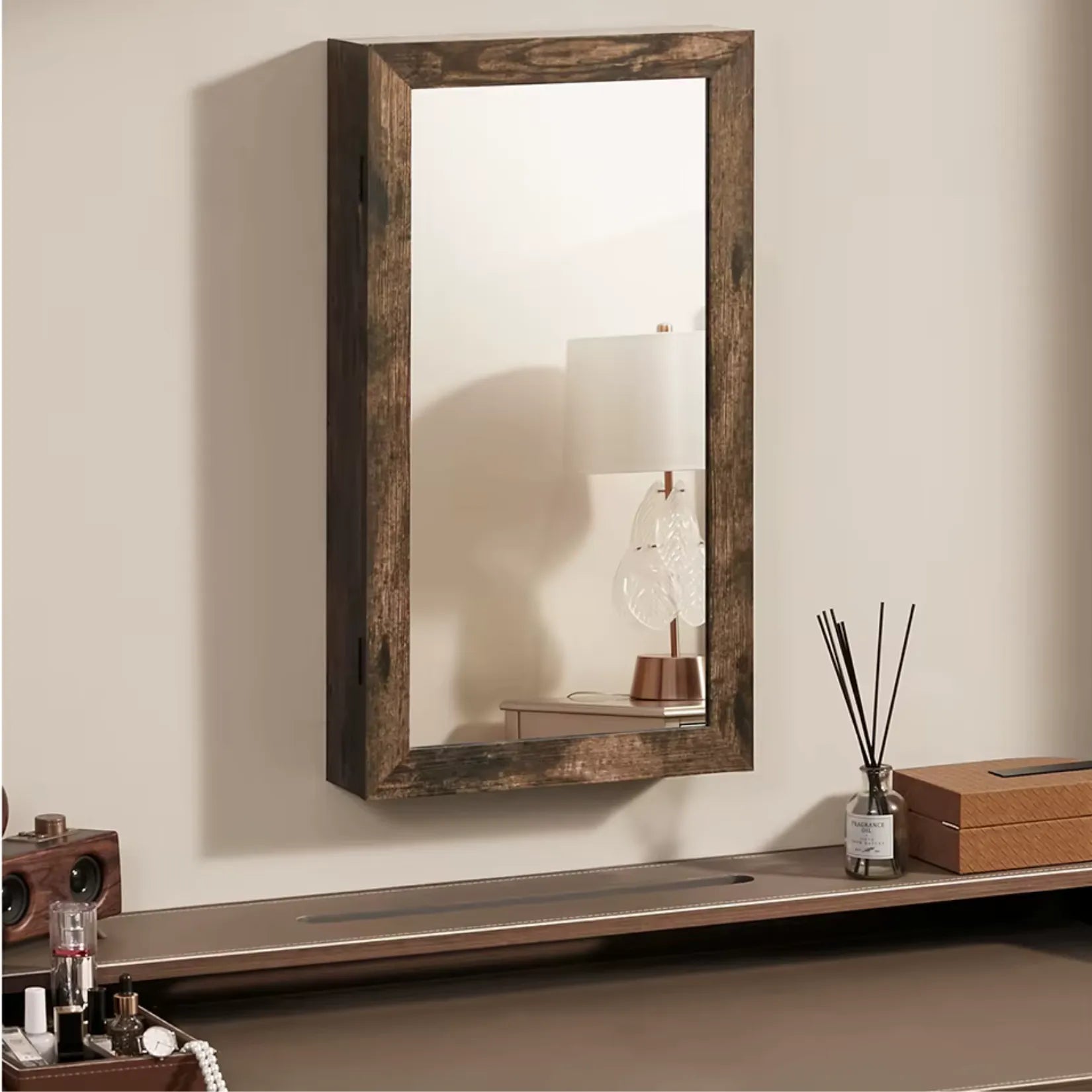 Armoire à bijoux avec miroir fixée au mur, bois foncé.