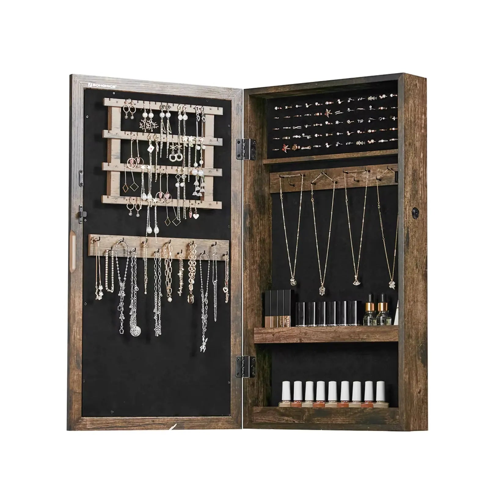 Armoire à bijoux rustique bien remplie de colliers et boucles d’oreilles.