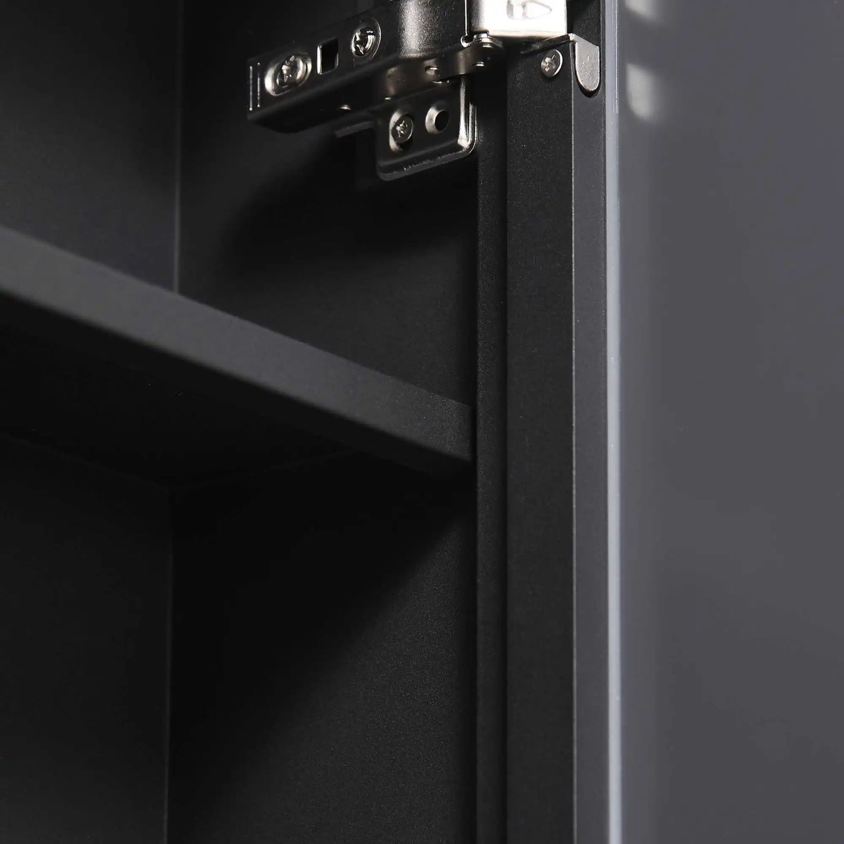 Charnière métallique de l’armoire de toilette miroir avec finition robuste.