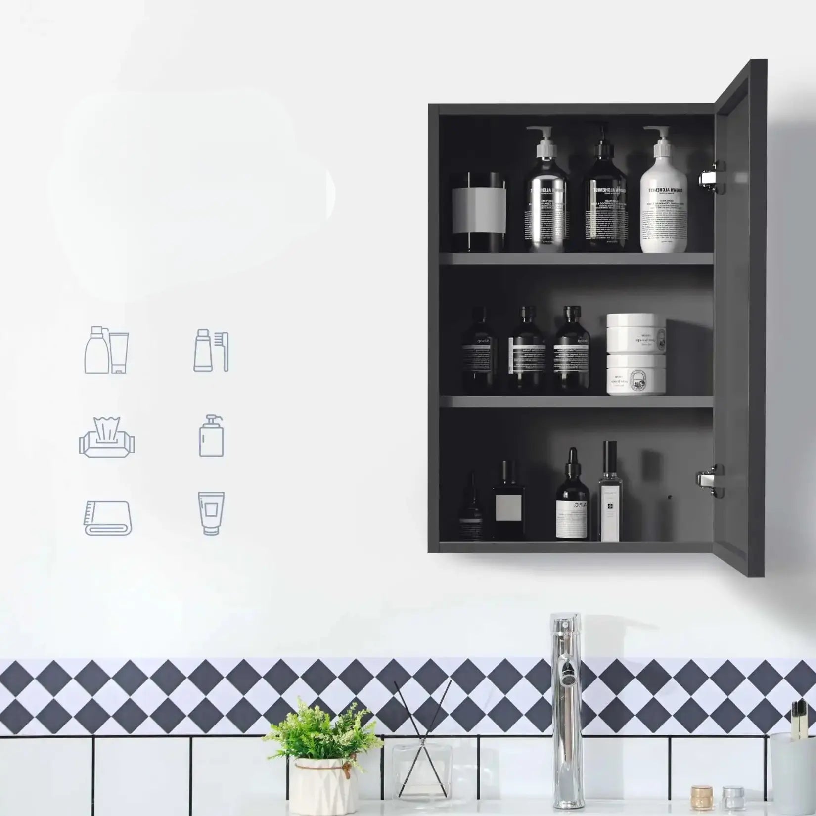 Intérieur de l’armoire de toilette miroir avec produits de soins rangés sur les étagères.