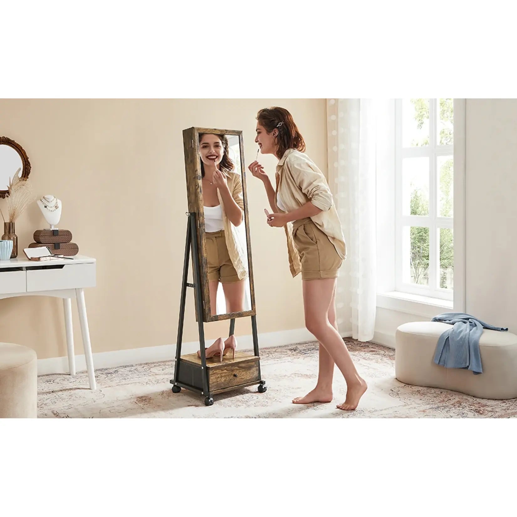 Femme devant une armoire miroir à bijoux dans une ambiance lumineuse