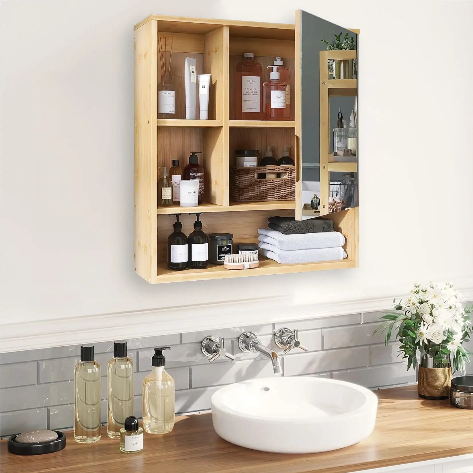 Armoire miroir salle de bain bambou porte ouverte montrant rangements modulables intérieurs.