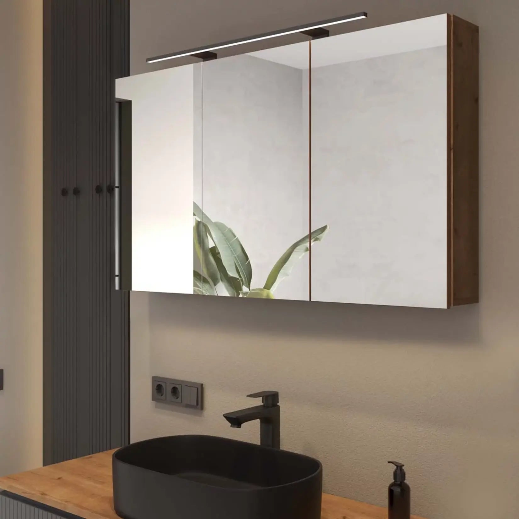 Armoire salle de bain miroir 120 cm ouverte avec étagères transparentes et espace de rangement optimisé.