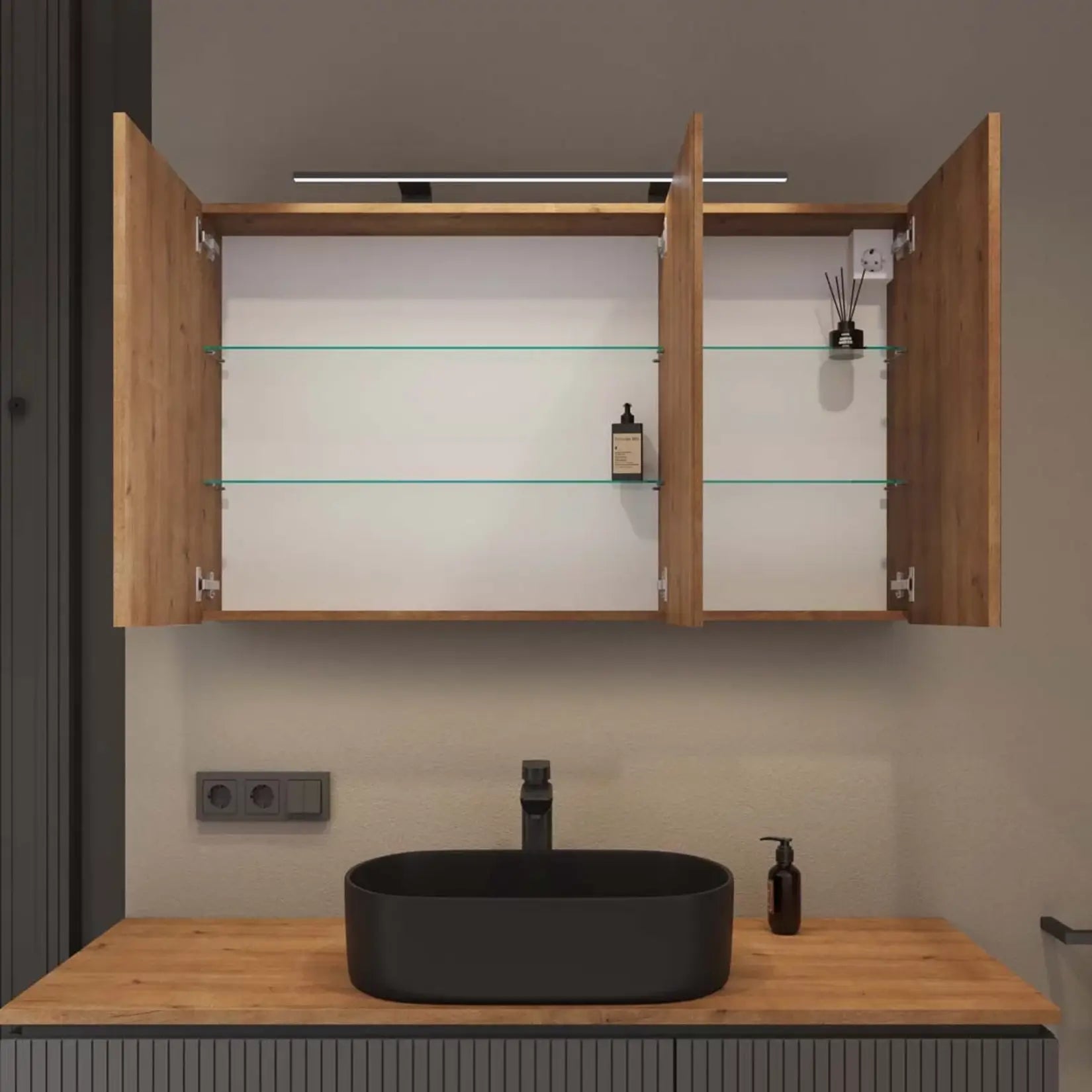 Armoire salle de bain miroir 120 cm ouverte affichant les étagères vides prêtes pour le rangement.