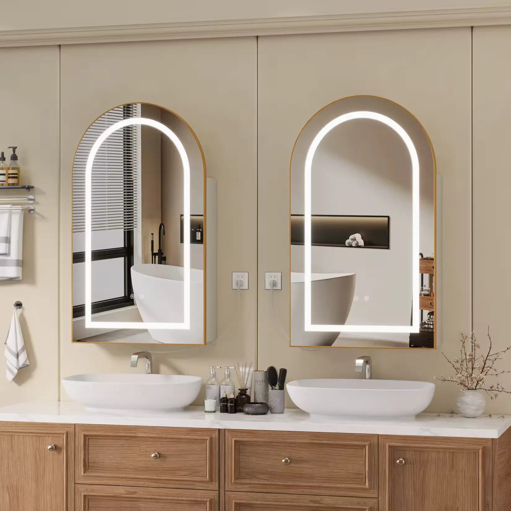 Deux armoires miroir LED 50 cm installées côte à côte dans une salle de bain double vasque.