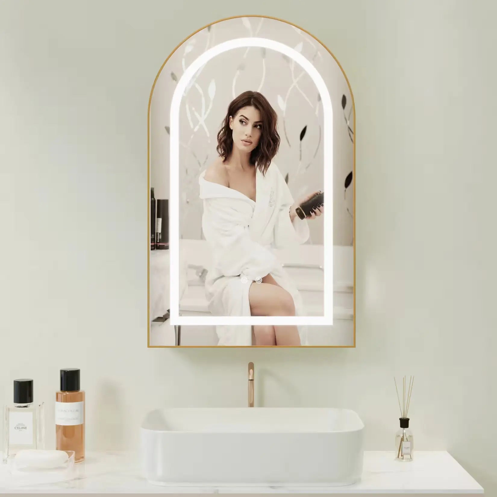 Femme se préparant devant un miroir lumineux mural 50x80 cm avec éclairage LED.