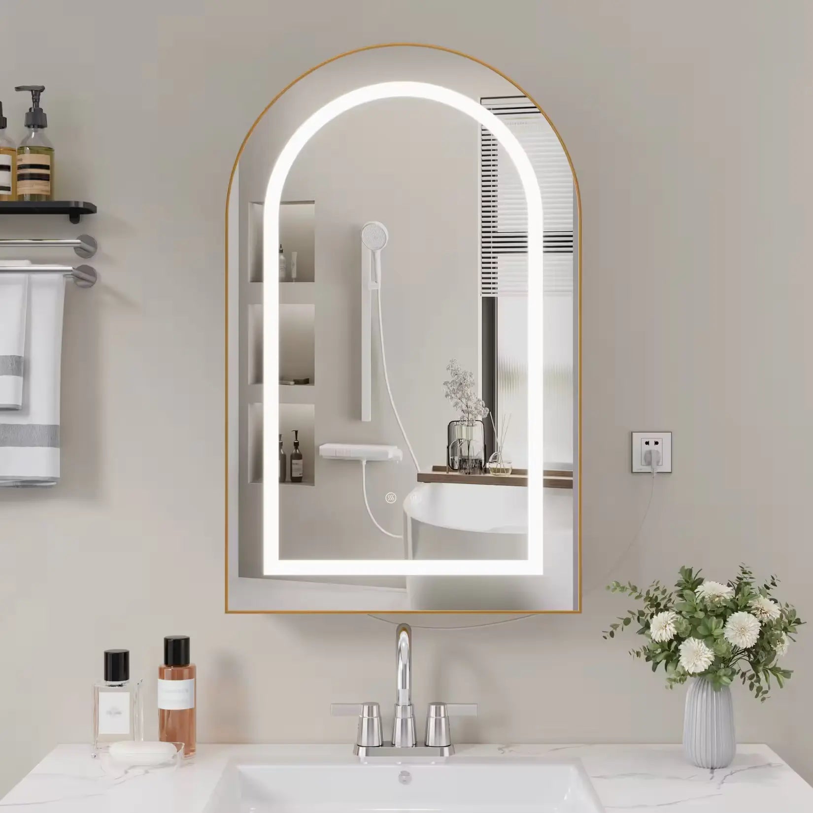 Armoire miroir 50 cm murale au-dessus d’un lavabo moderne dans une salle de bain claire.