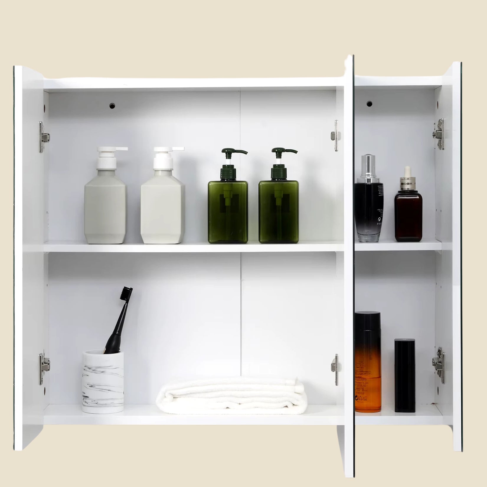 Rangement intérieur de l'armoire salle de bain avec étagères pratiques