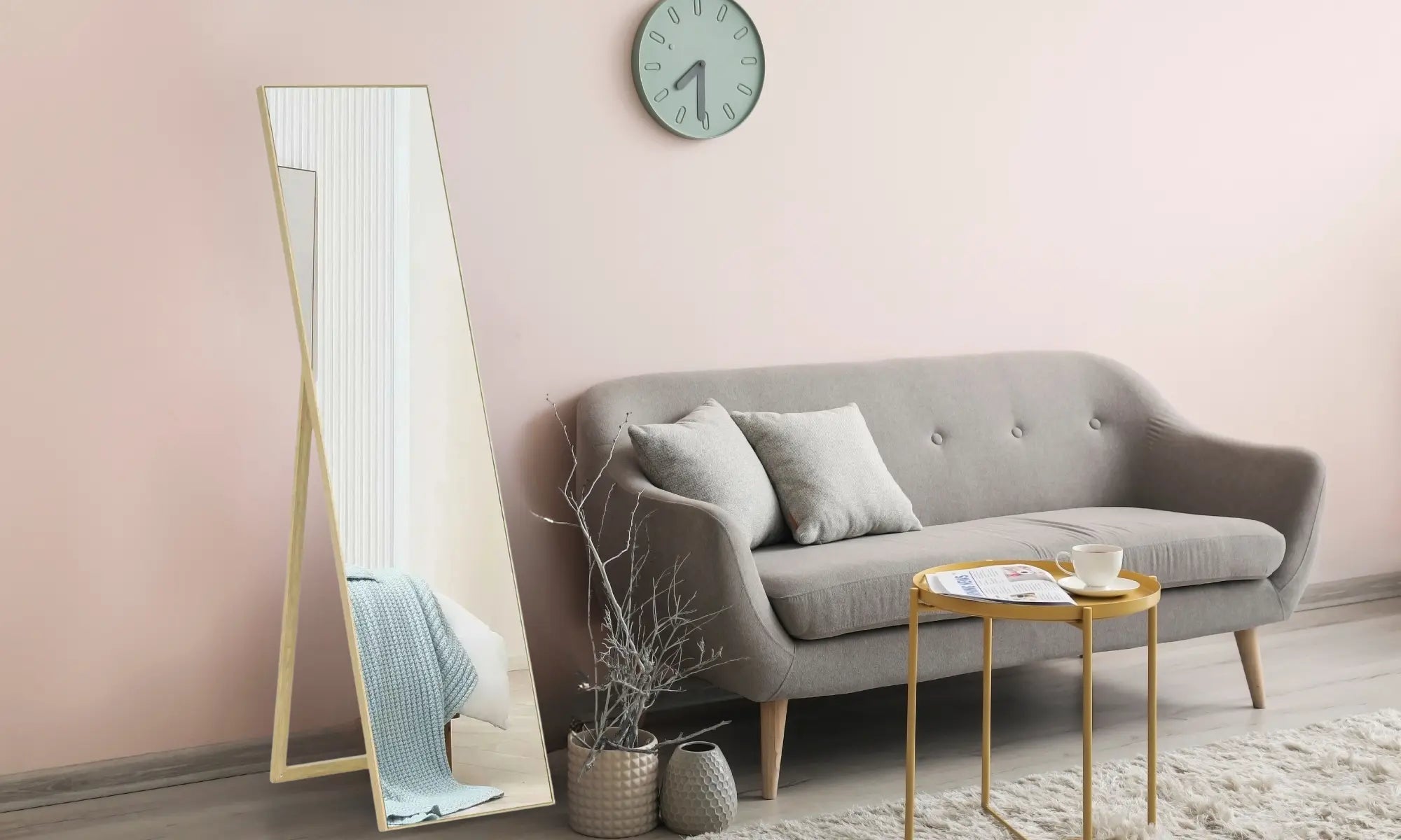 Avant/Après : Un miroir sur pied en bois transforme visuellement ce salon design en structurant l’espace et en amplifiant la lumière.