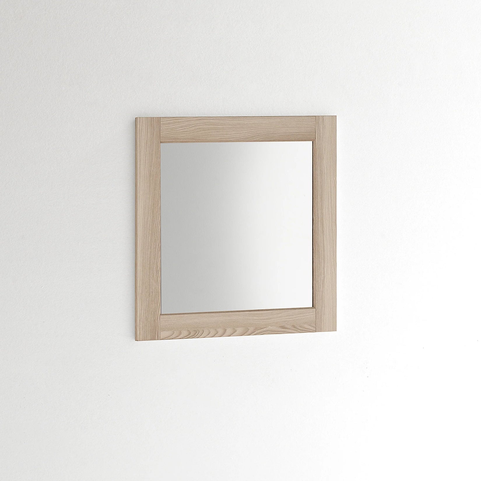 Carré Miroir en bois clair accroché sur mur blanc – reflet net et pur.