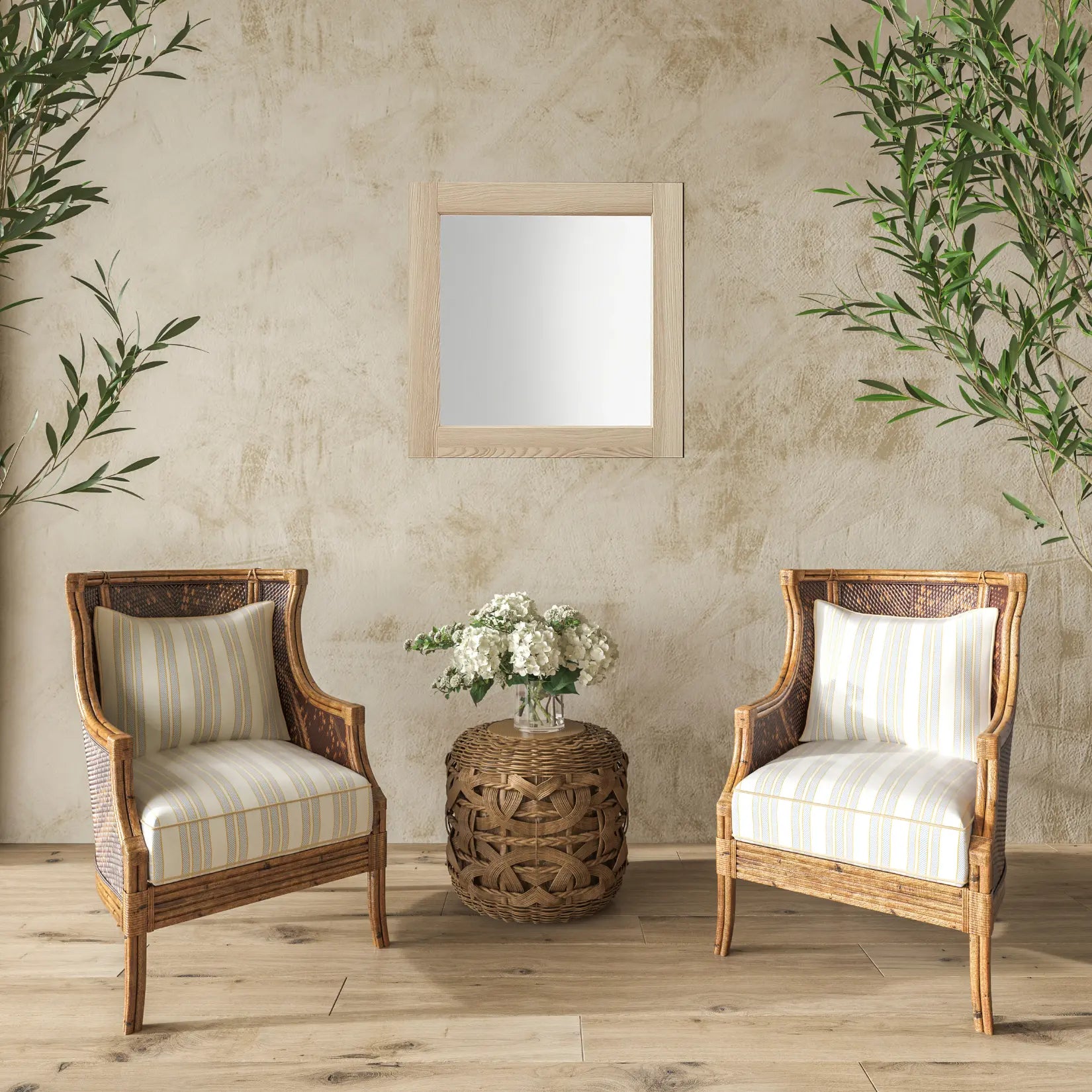 Carré Miroir au mur texturé accompagné de fauteuils en osier – style naturel et cosy.