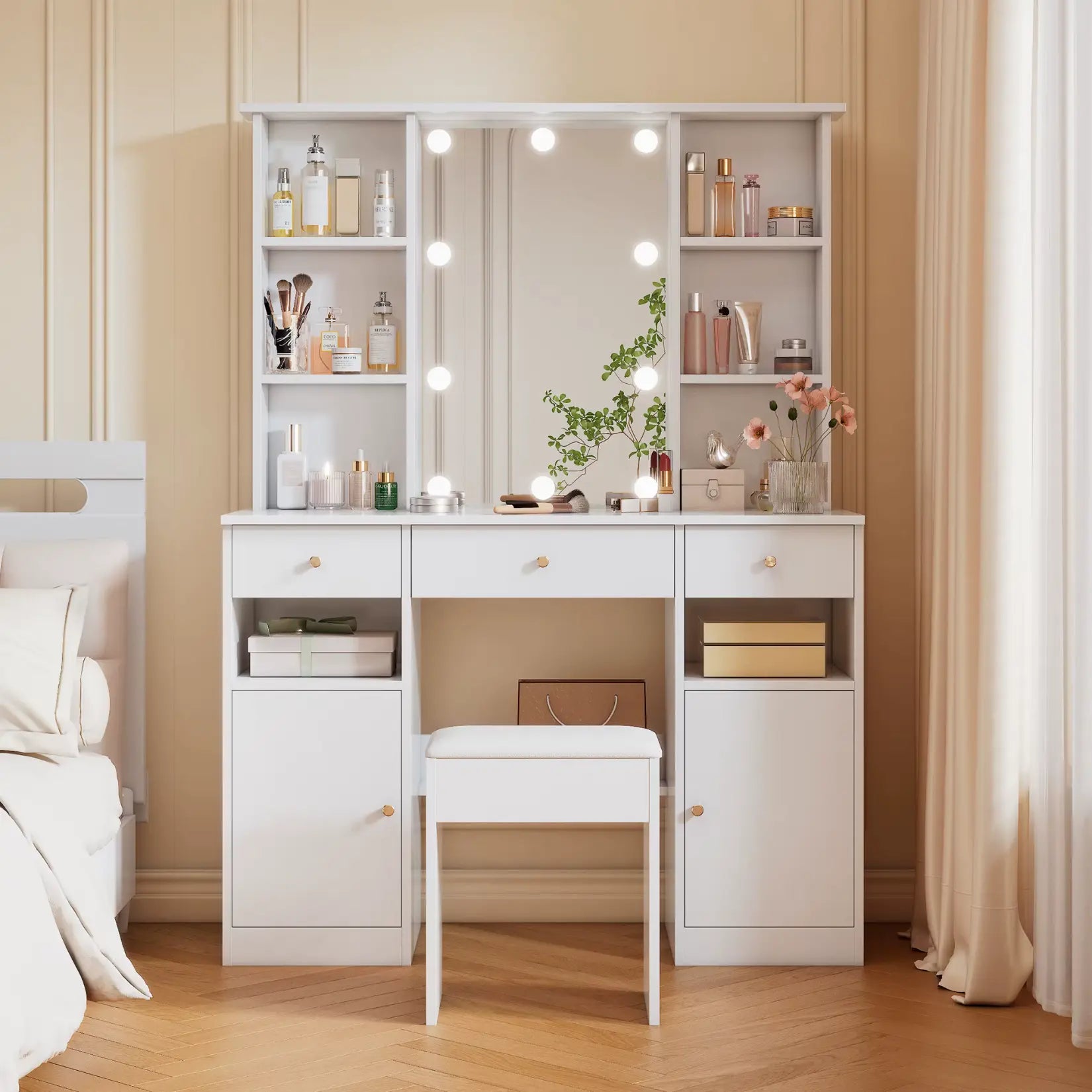Coiffeuse blanche avec miroir lumineux et tabouret installée dans une chambre élégante.