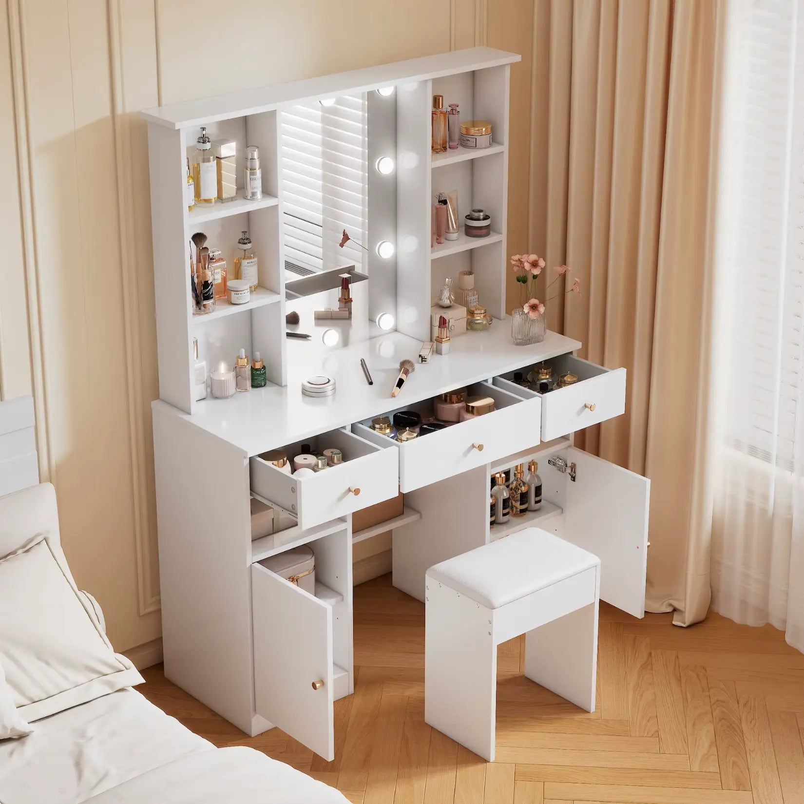 Rangement ouvert de la coiffeuse avec miroir LED rempli de maquillage et accessoires beauté.