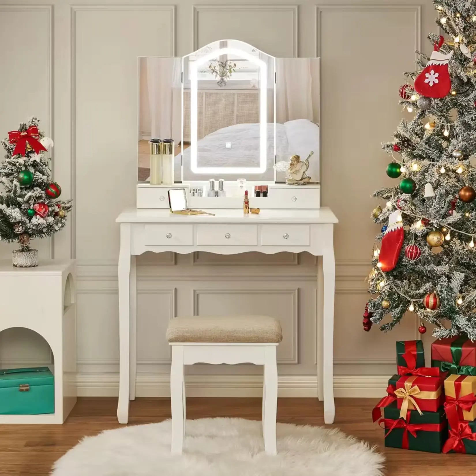 Coiffeuse grand tiroir 3 miroirs LED avec tabouret dans décor festif.