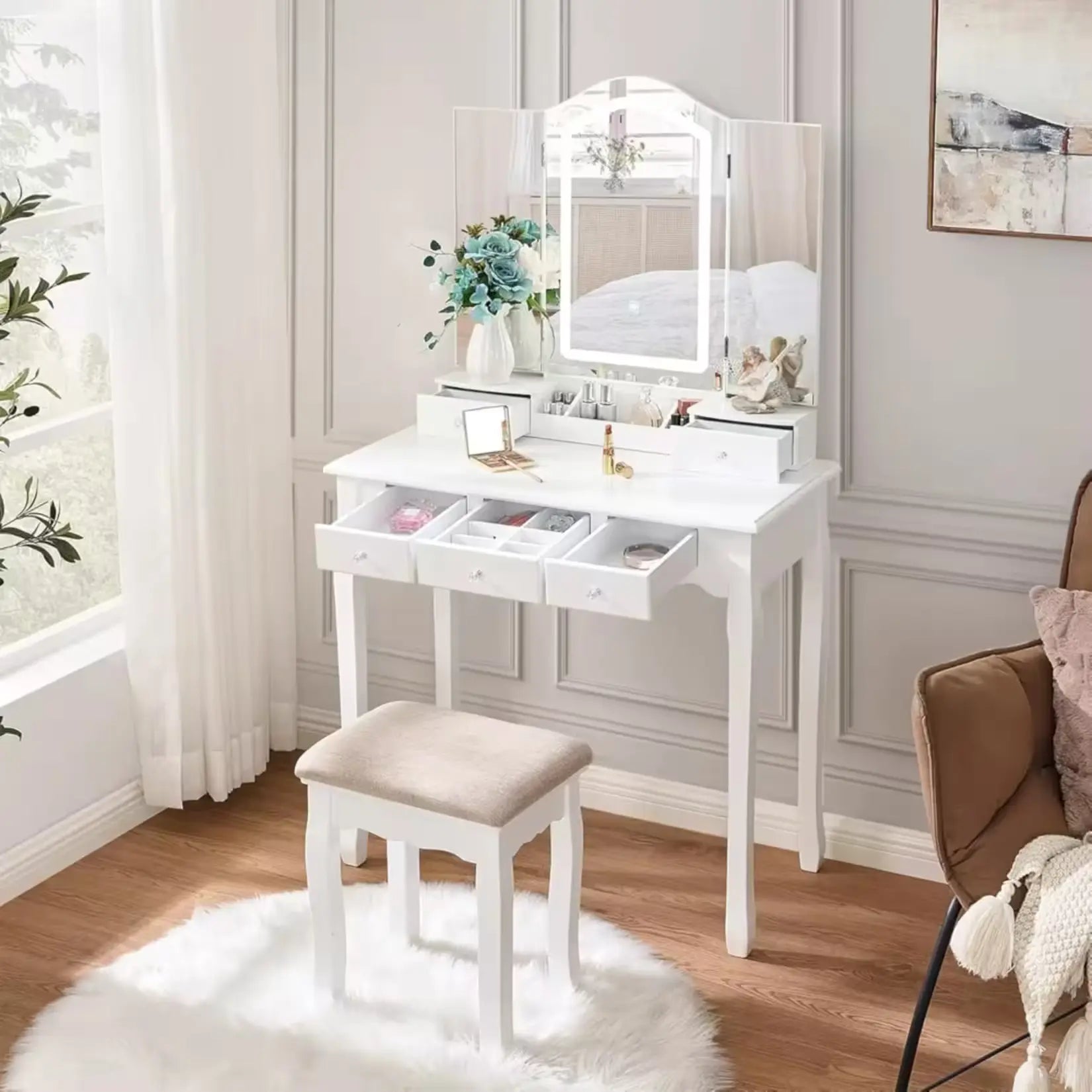 Coiffeuse grand tiroir 3 miroirs LED dans une chambre blanche lumineuse.