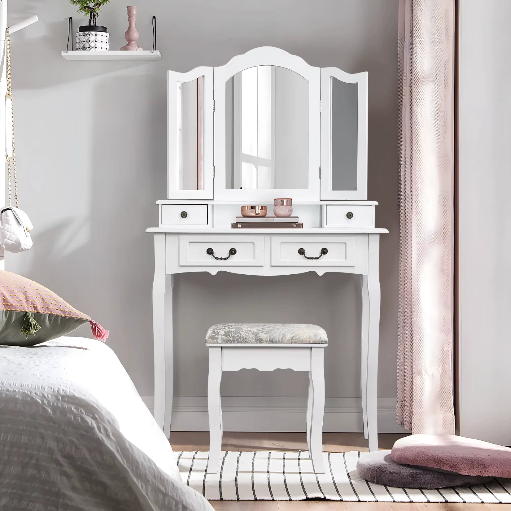 Coiffeuse grand tiroir 3 miroirs blanche dans une chambre avec déco féminine.