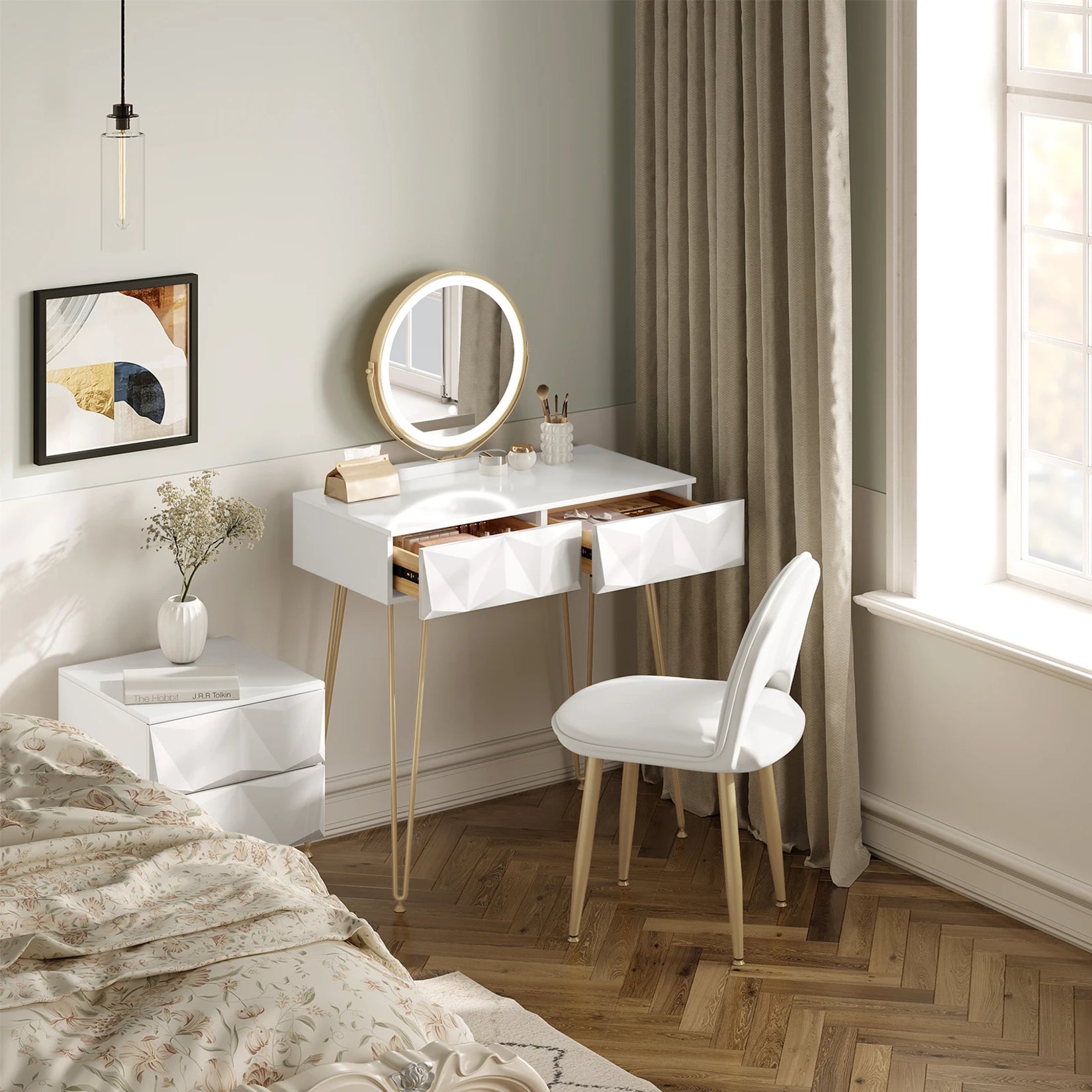 Vue d’ensemble dans la pièce : coiffeuse blanche pieds dorés avec deux tiroirs ouverts et miroir lumineux.