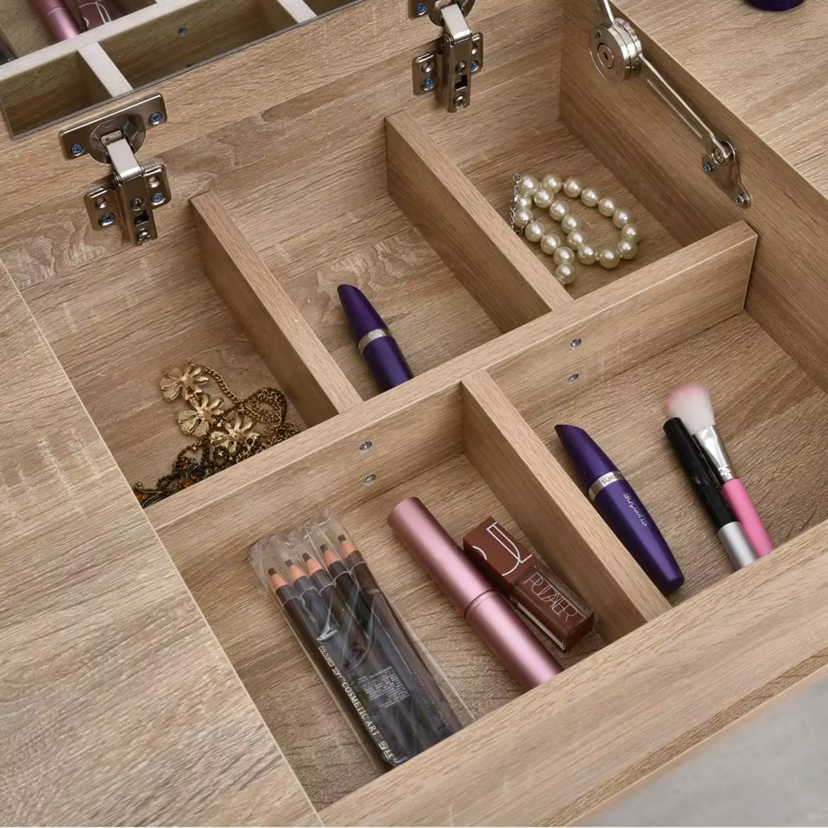 Coiffeuse meuble compartiments rangement cosmétiques.