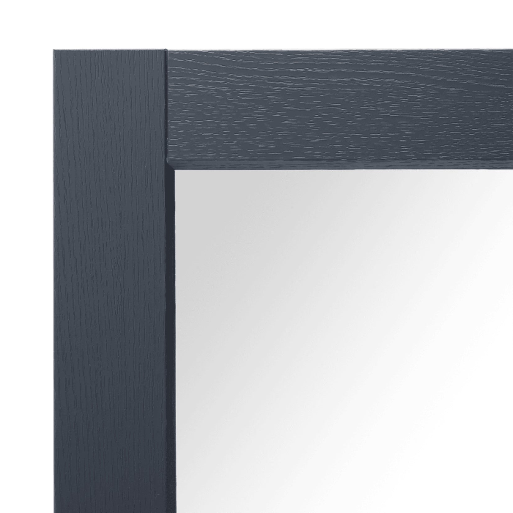 Gros plan sur l'angle d'un miroir carré bleu foncé, élégant et robuste.