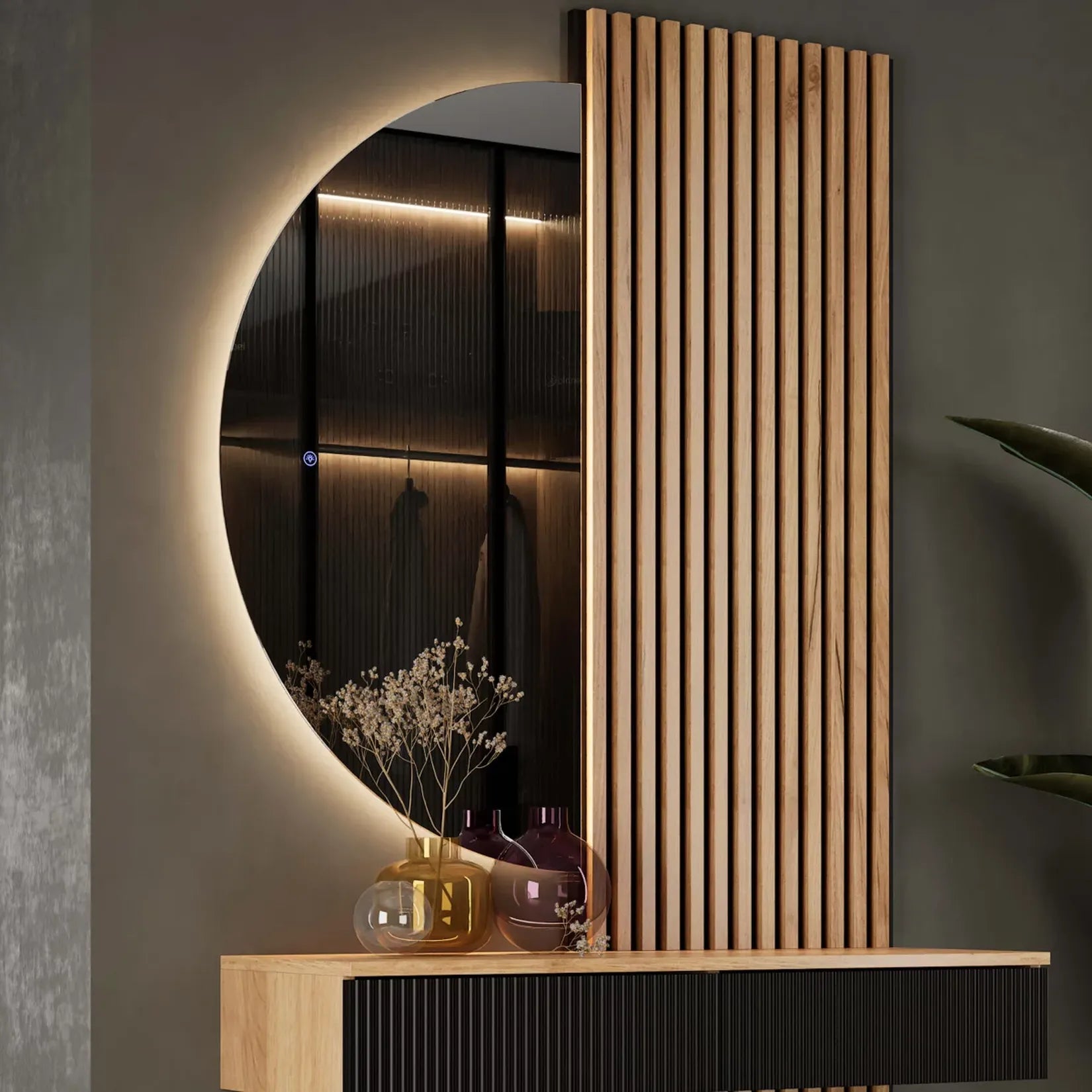 Demi miroir rond LED rétroéclairé en entrée – console bois et lambris vertical.