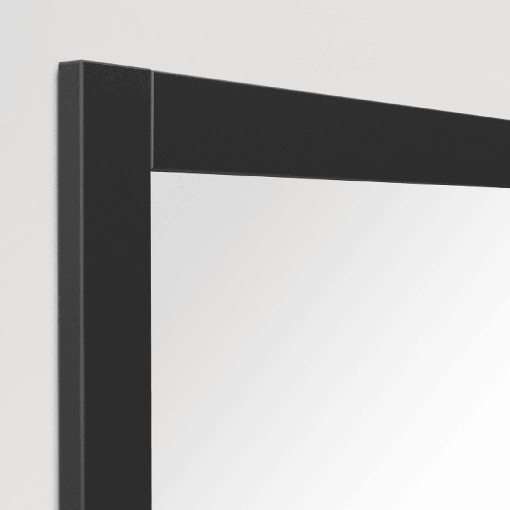 détail du cadre d’un miroir bois noir en mdf décoratif