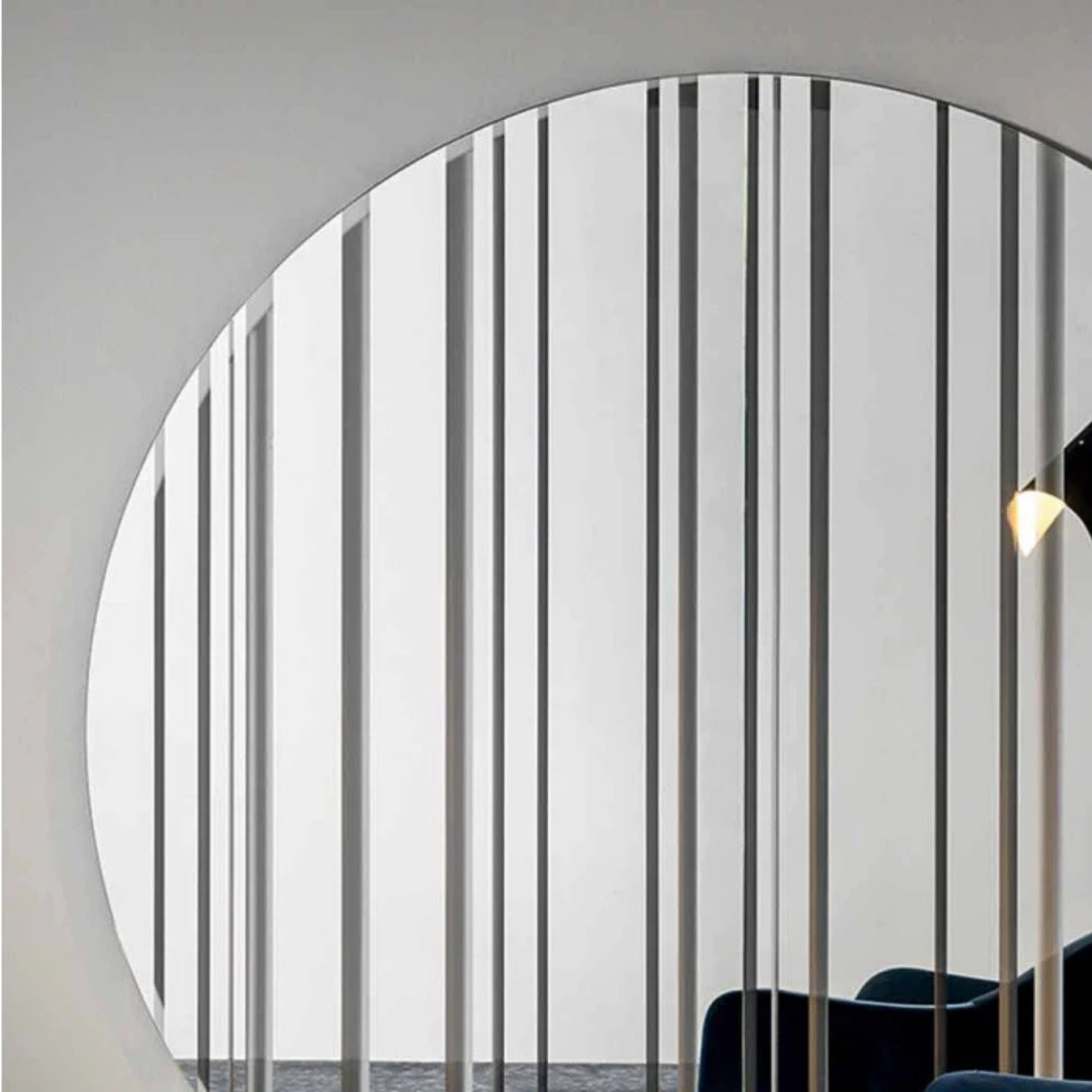 détail grand miroir rond 200 cm avec bandes transparentes et miroir