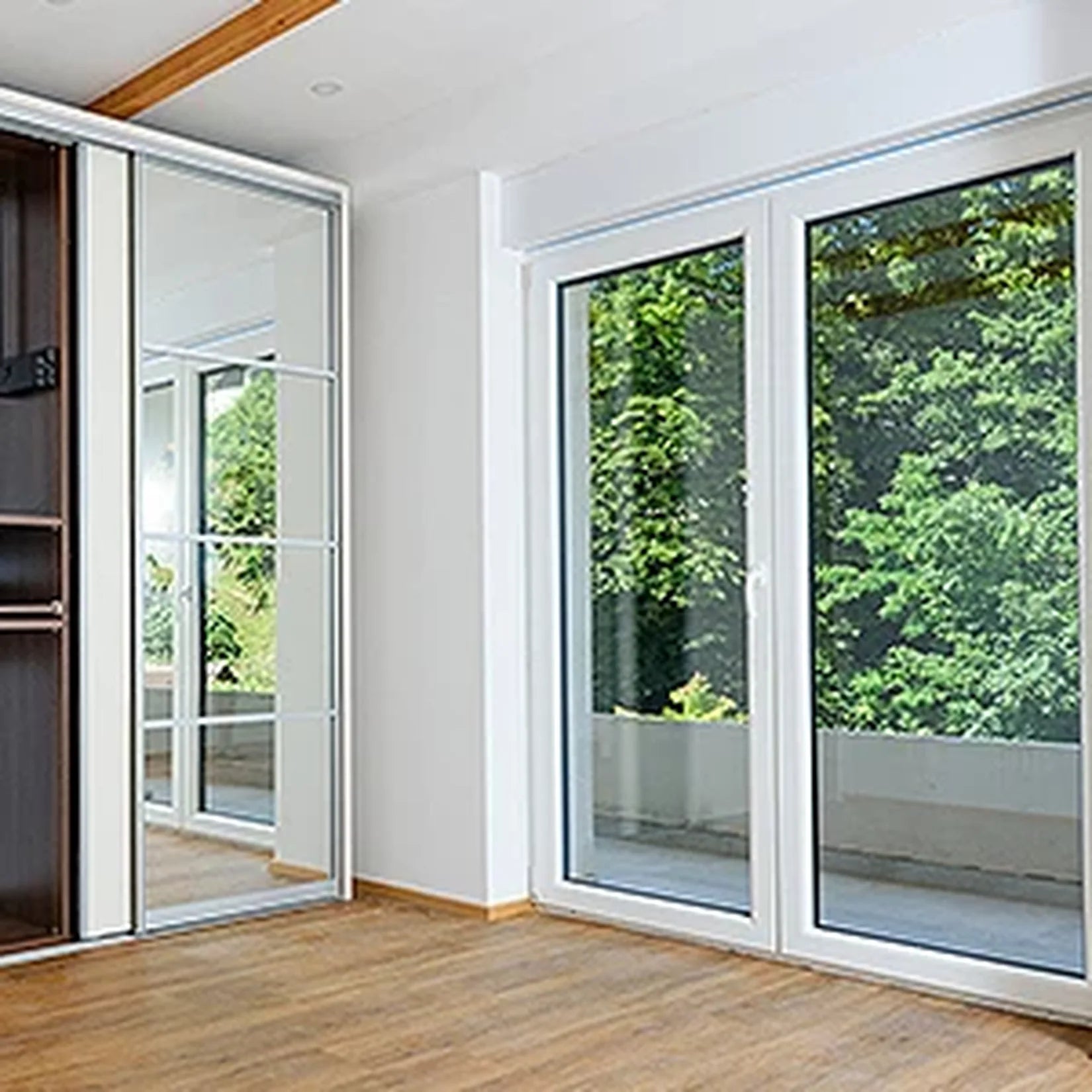 Film miroir effet réfléchissant vu de l'intérieur.