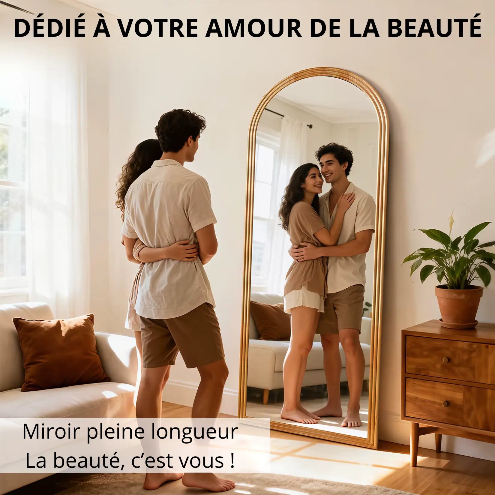 Couple face à un grand miroir à poser au sol dans une pièce lumineuse.