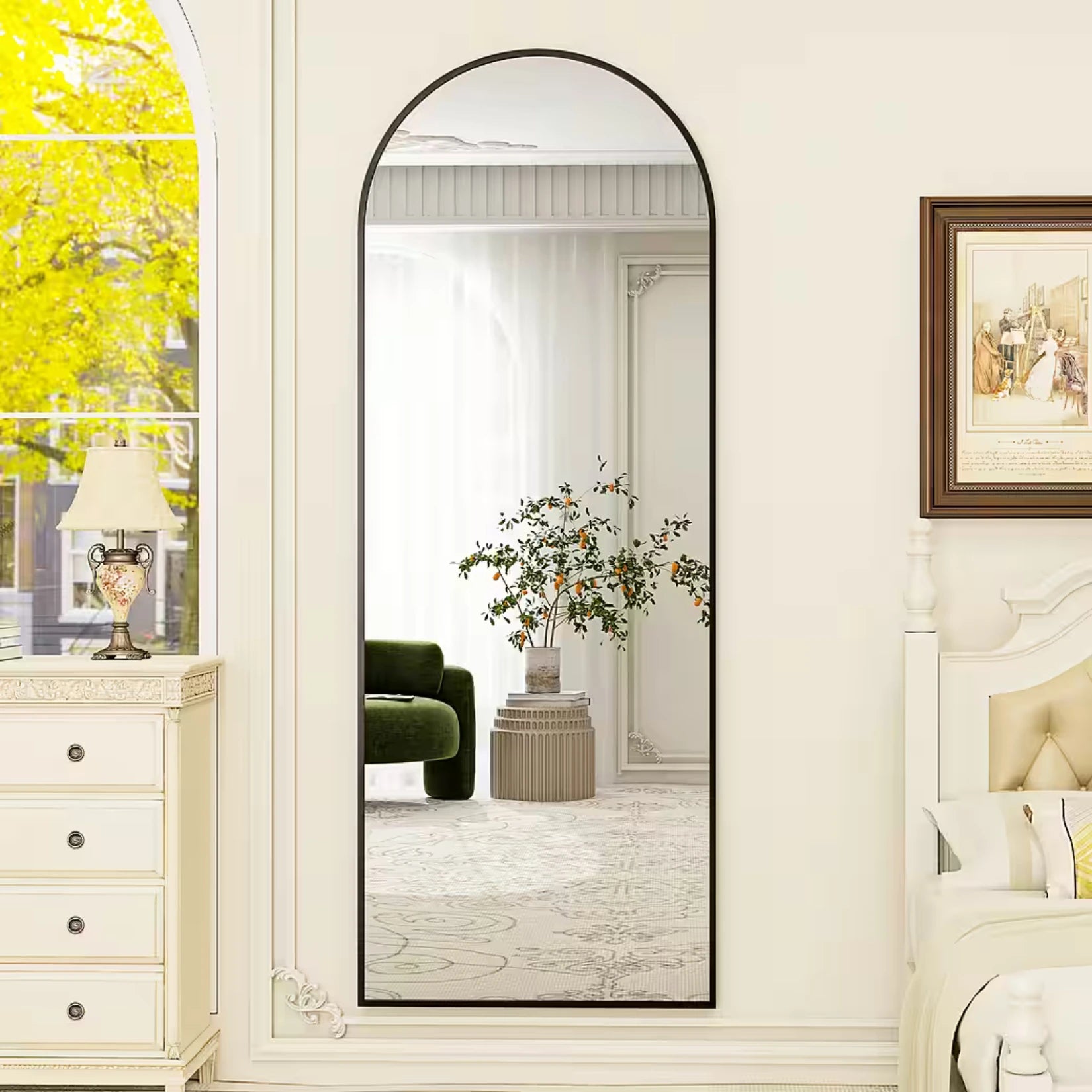 Grand Miroir Arrondi noir installé dans une chambre, apportant profondeur et luminosité à la décoration intérieure.