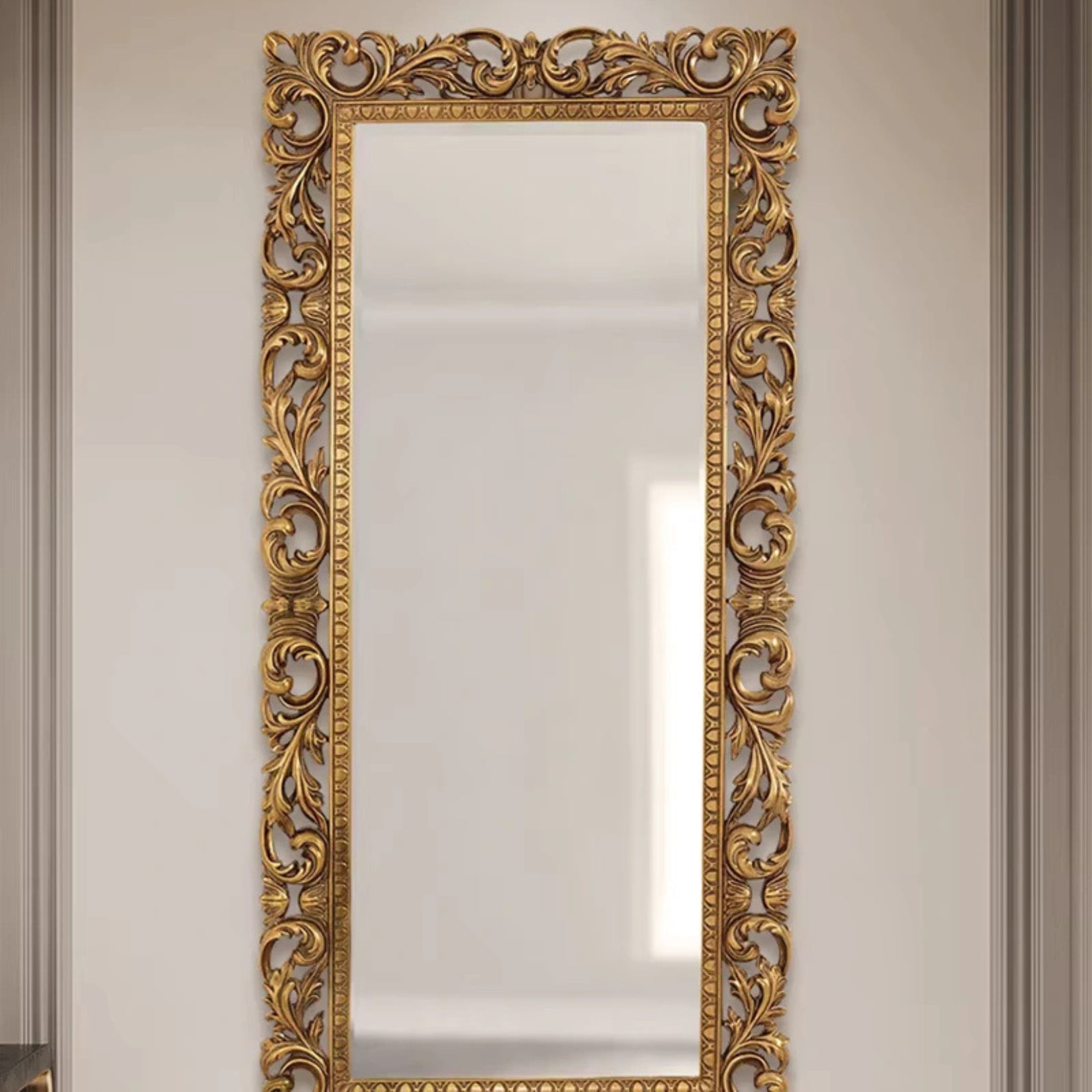 Miroir baroque de 180 cm en bois de qualité artisanale, conçu avec soin pour un intérieur élégant.