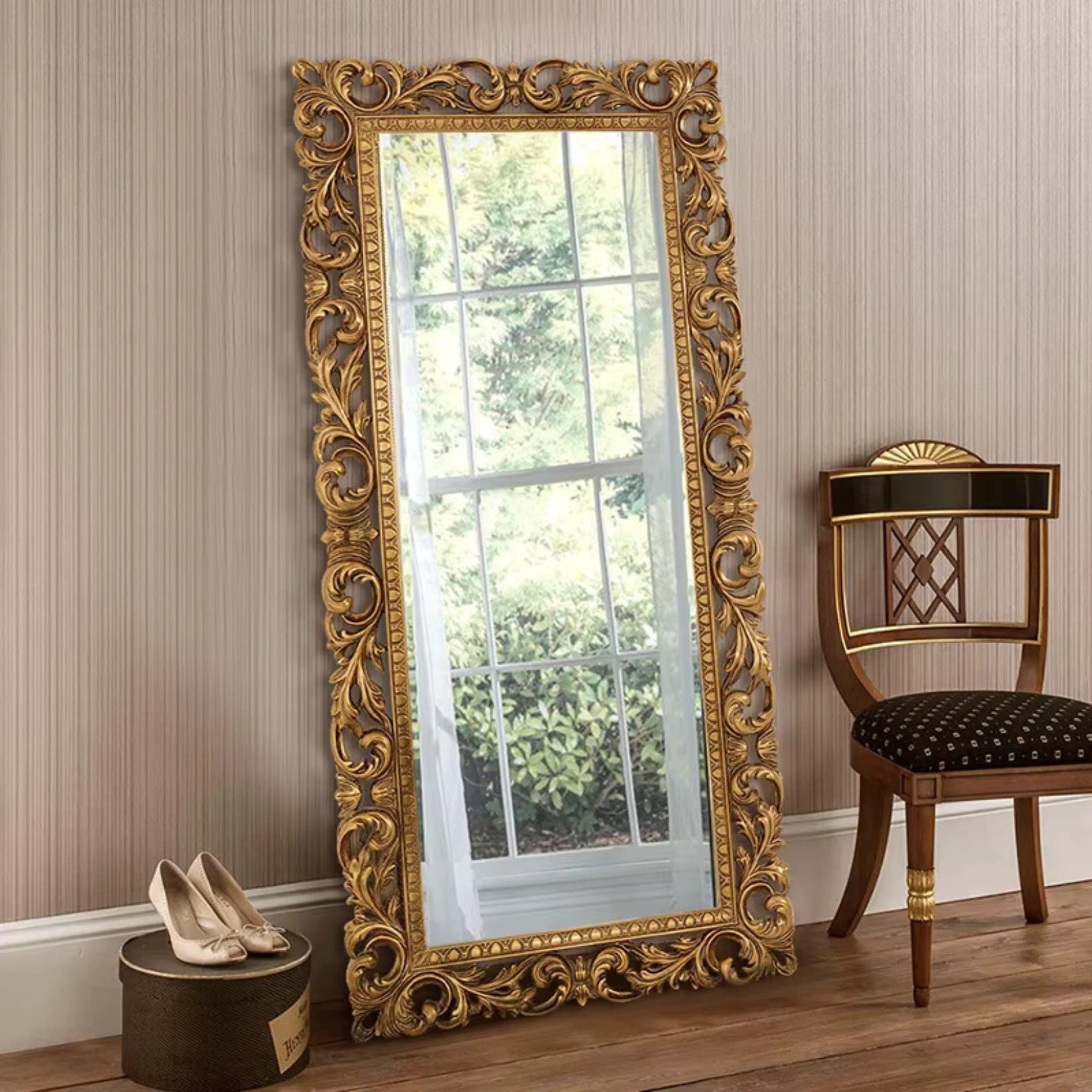 Grand miroir baroque de 180 cm avec cadre en bois lumineux, reflétant l'élégance et la sophistication.