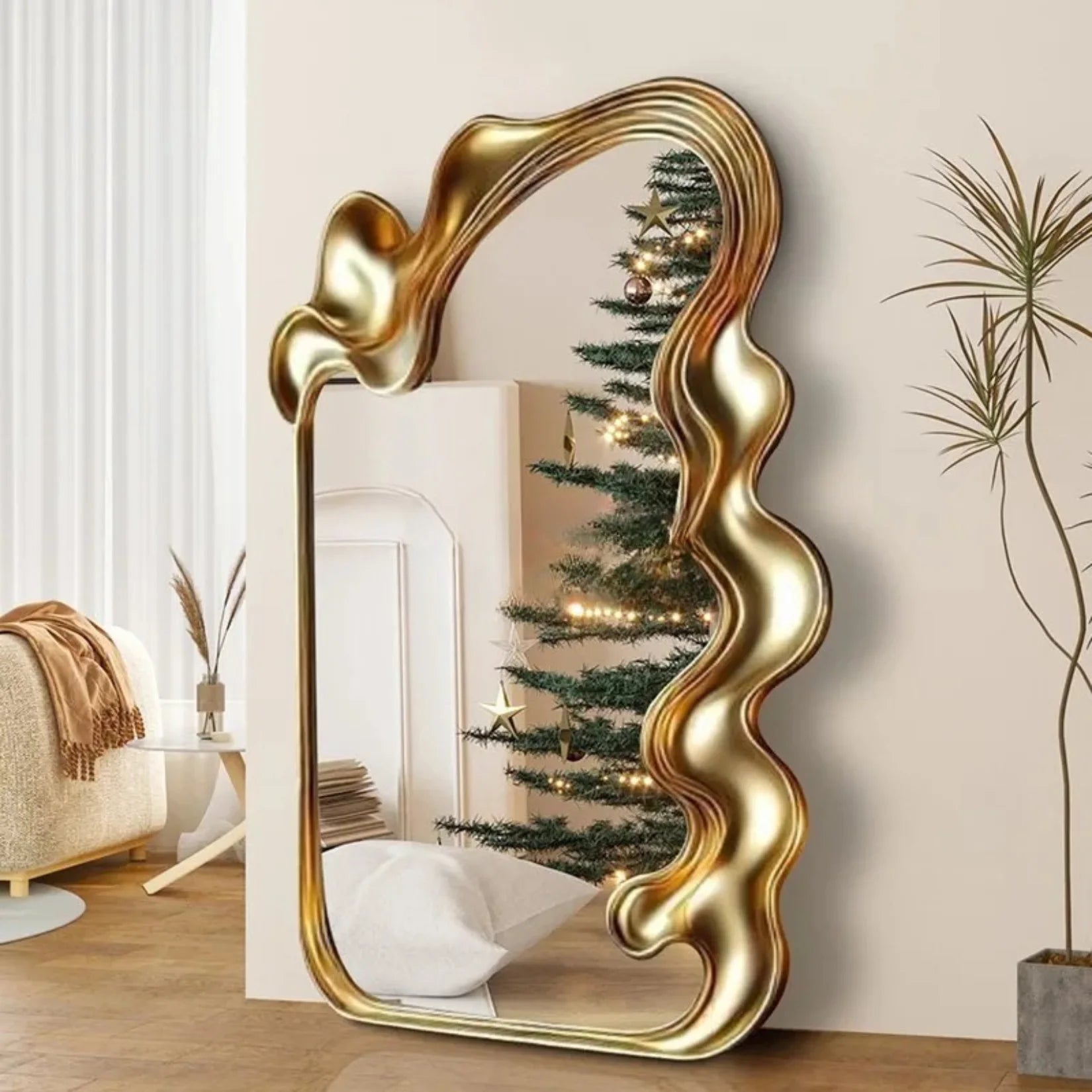 Grand miroir design doré sculptural Oria vue en angle.