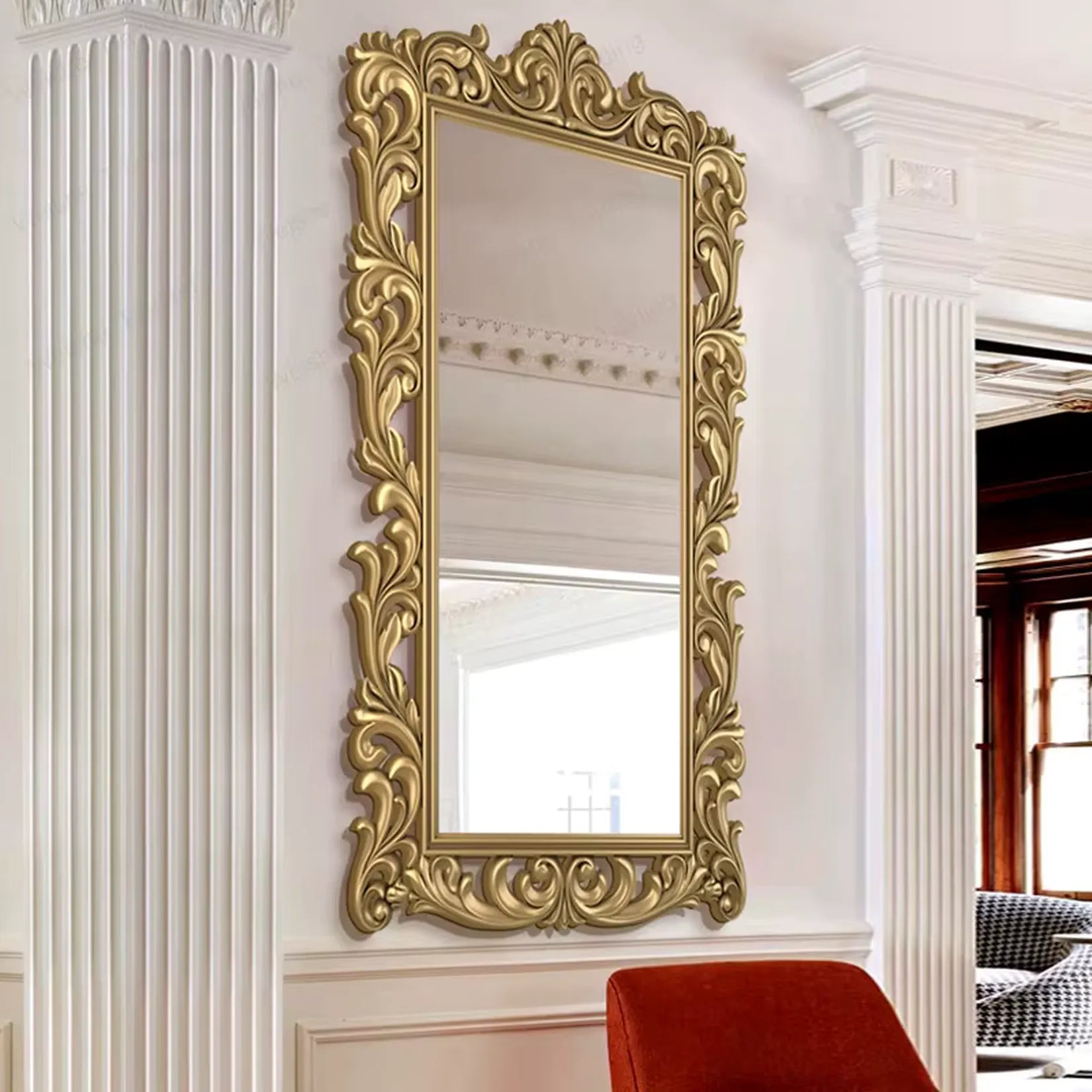 Grand miroir doré rectangulaire bois sculpté entre colonnes classiques.