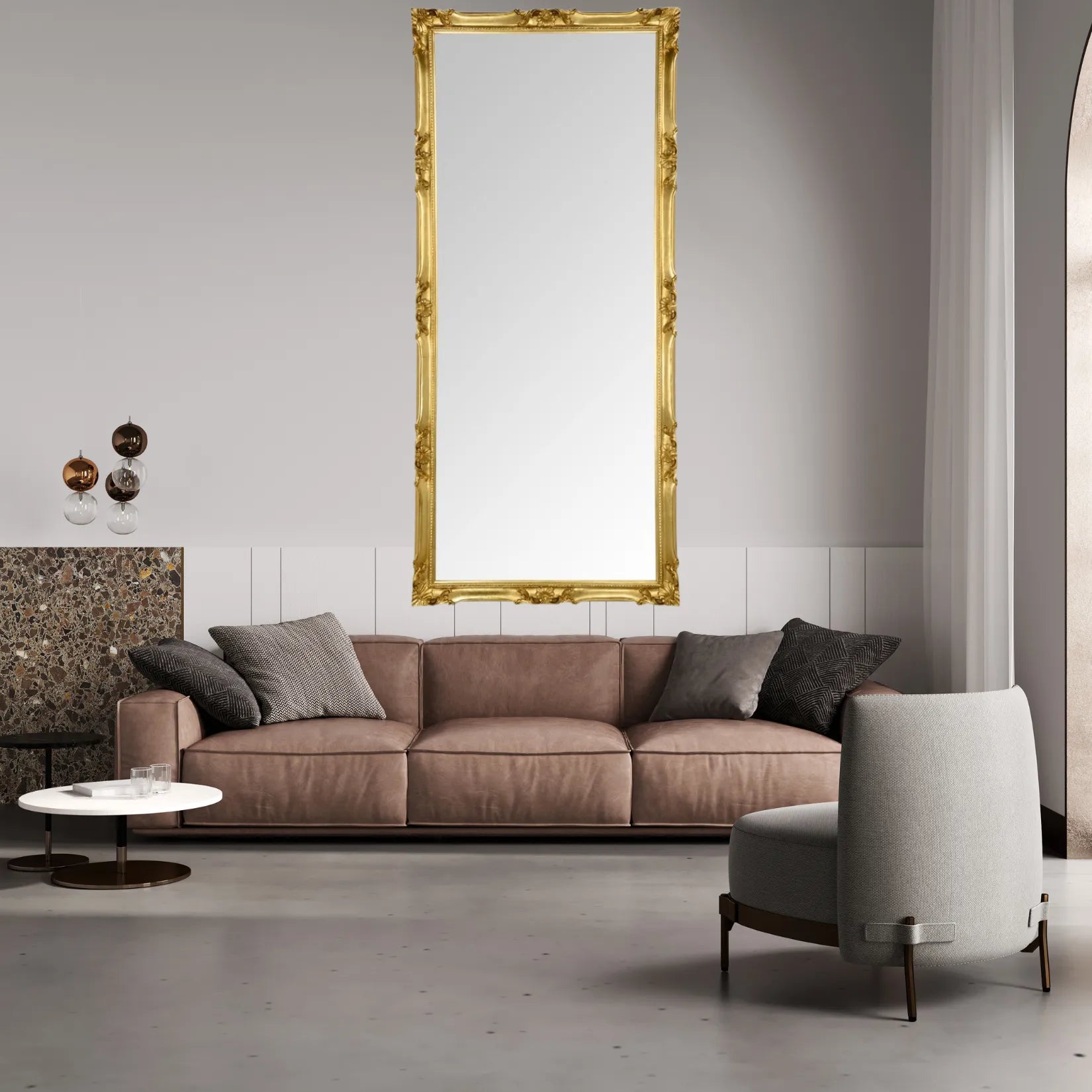 Grand miroir doré au-dessus d'un canapé, intérieur contemporain haut de gamme.