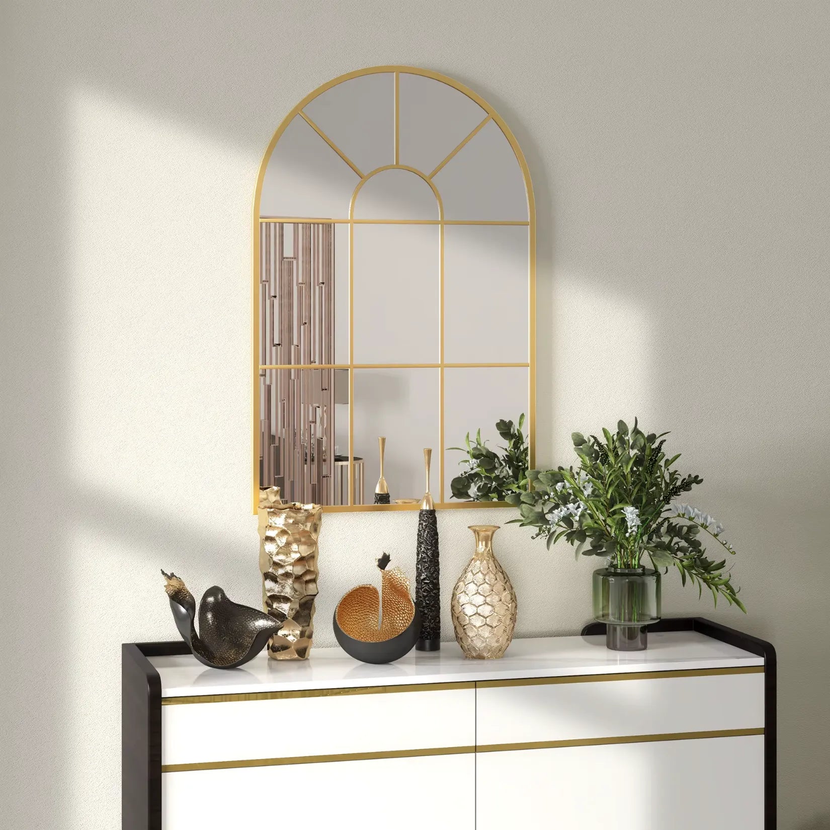 Grand miroir doré style verrière avec déco sculpturale et végétale.