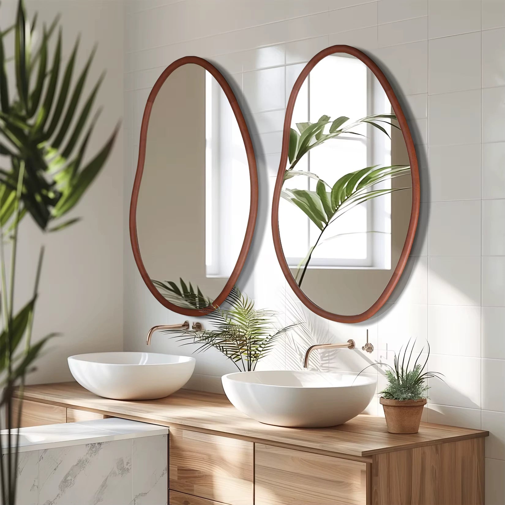 Miroirs muraux en bois de hêtre dans une salle de bain lumineuse.