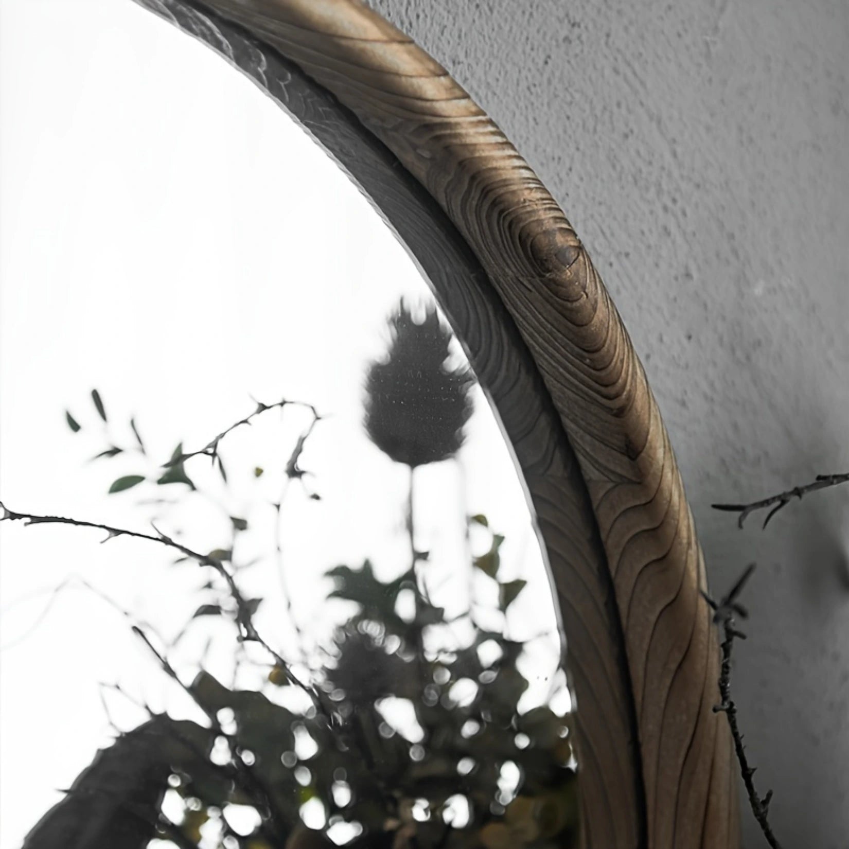 Finition naturelle du grand miroir rond bois mise en valeur en gros plan.