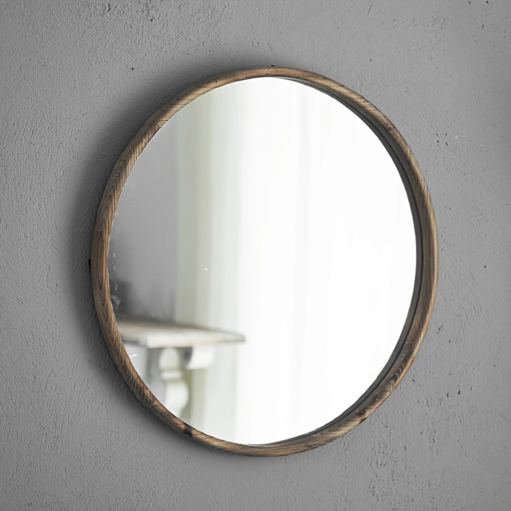 Grand miroir rond bois mural vu de face sur fond gris.