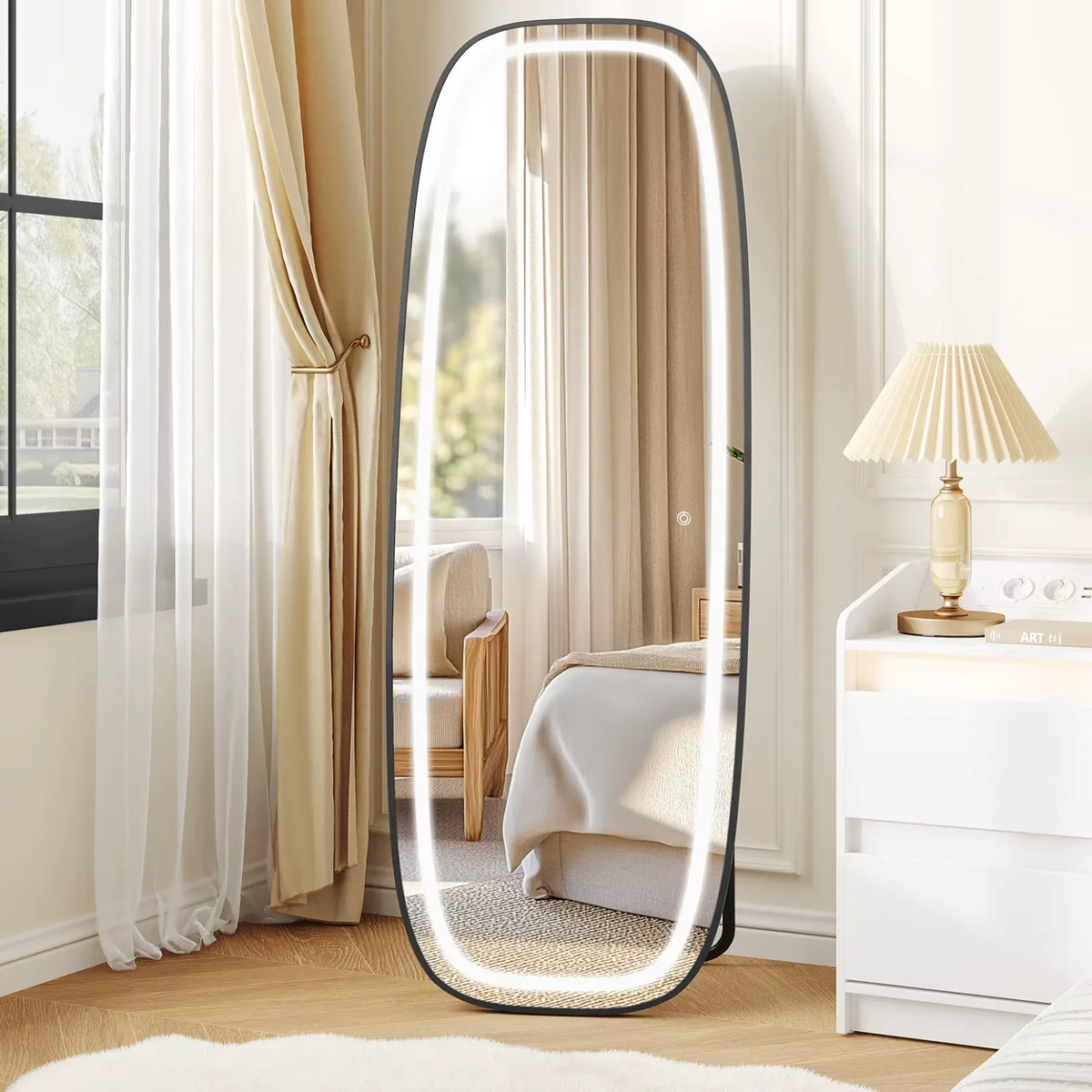 Grand miroir sur pied lumineux dans une chambre, halo LED blanc naturel allumé.