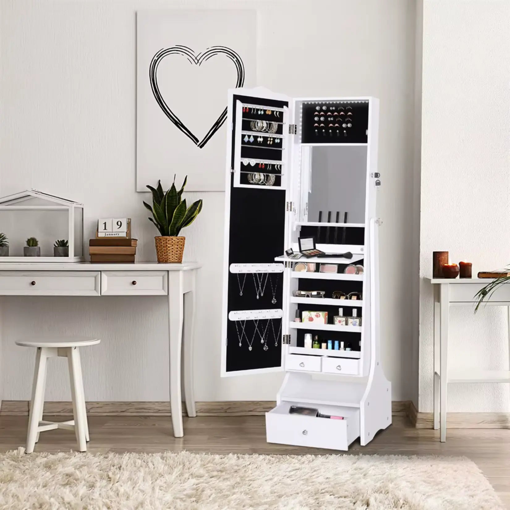 Grande armoire bijoux miroir pas cher installée dans une chambre élégante et lumineuse.