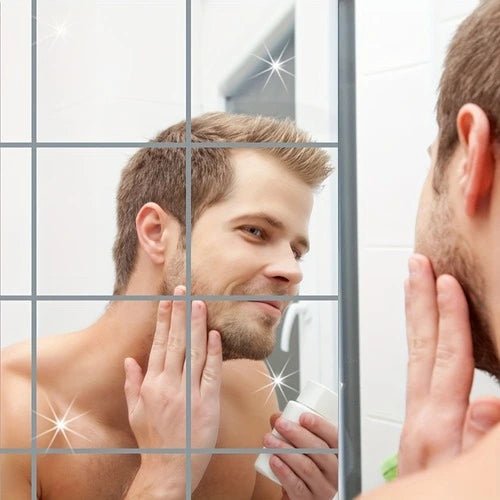 Homme utilisant des miroirs stickers muraux autocollants pour salle de bain