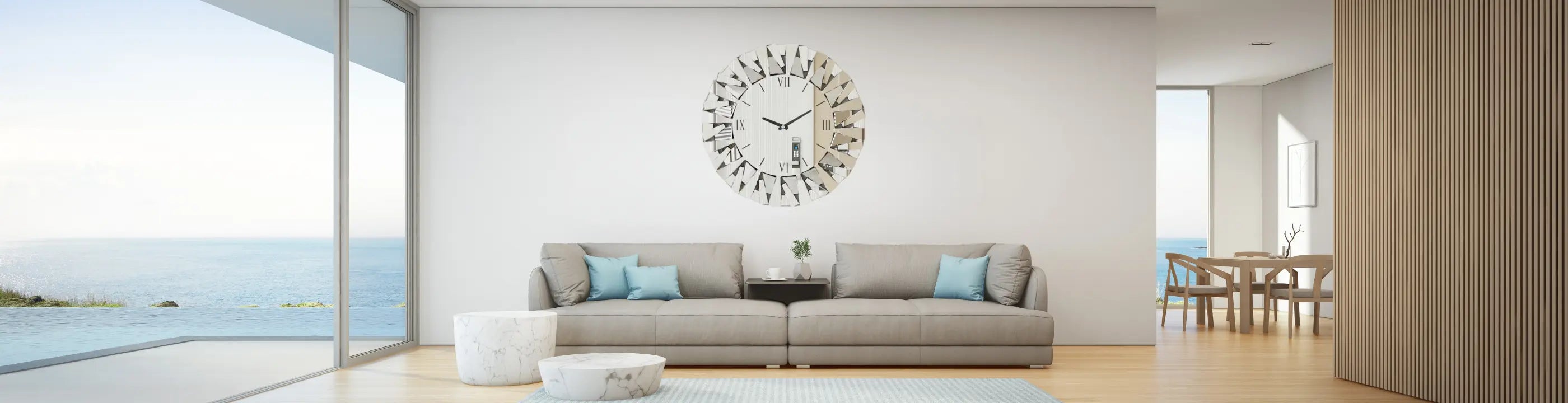 Horloge miroir dans un décor bord de mer au design apaisant.