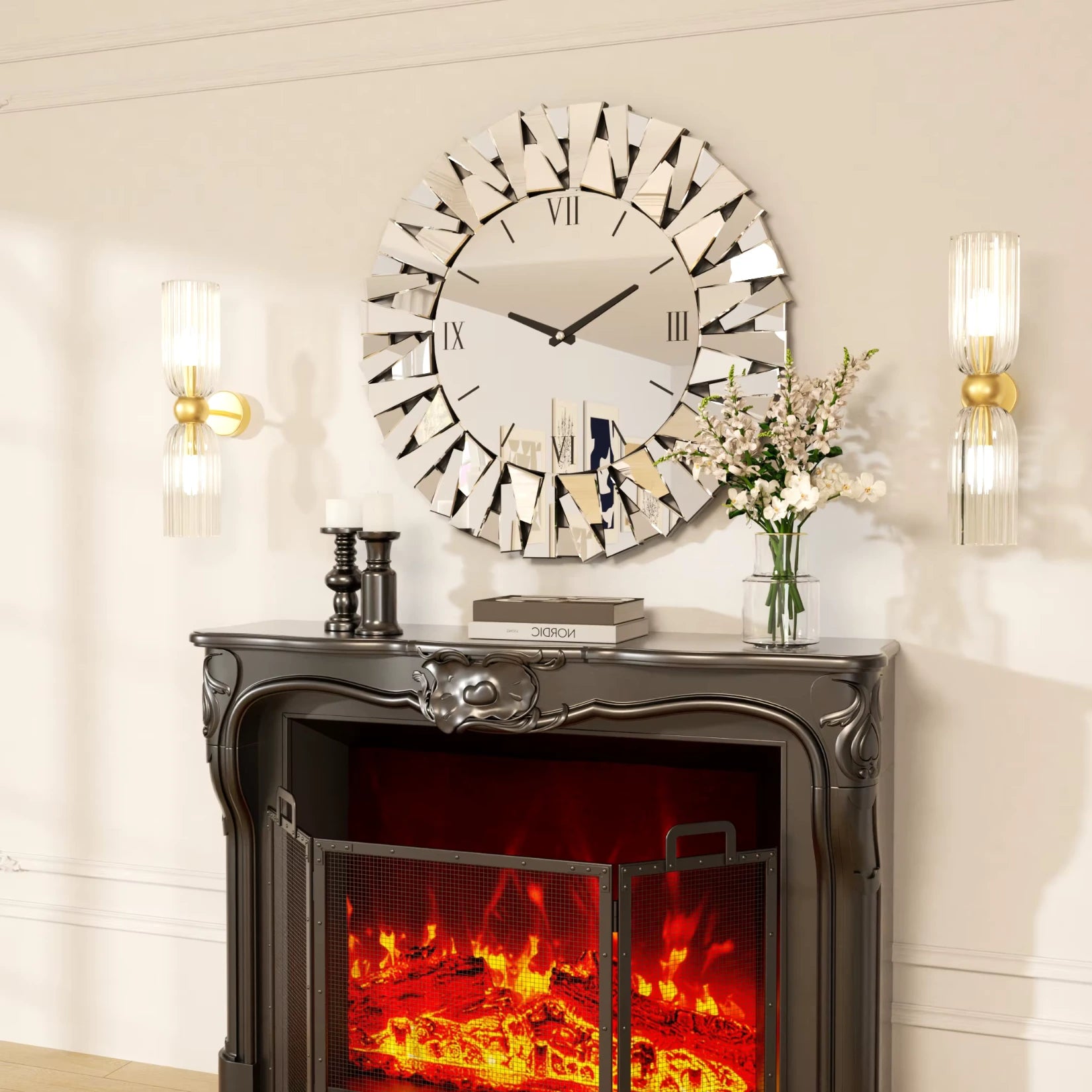 Horloge murale avec miroir élégamment placée au-dessus d’une cheminée.