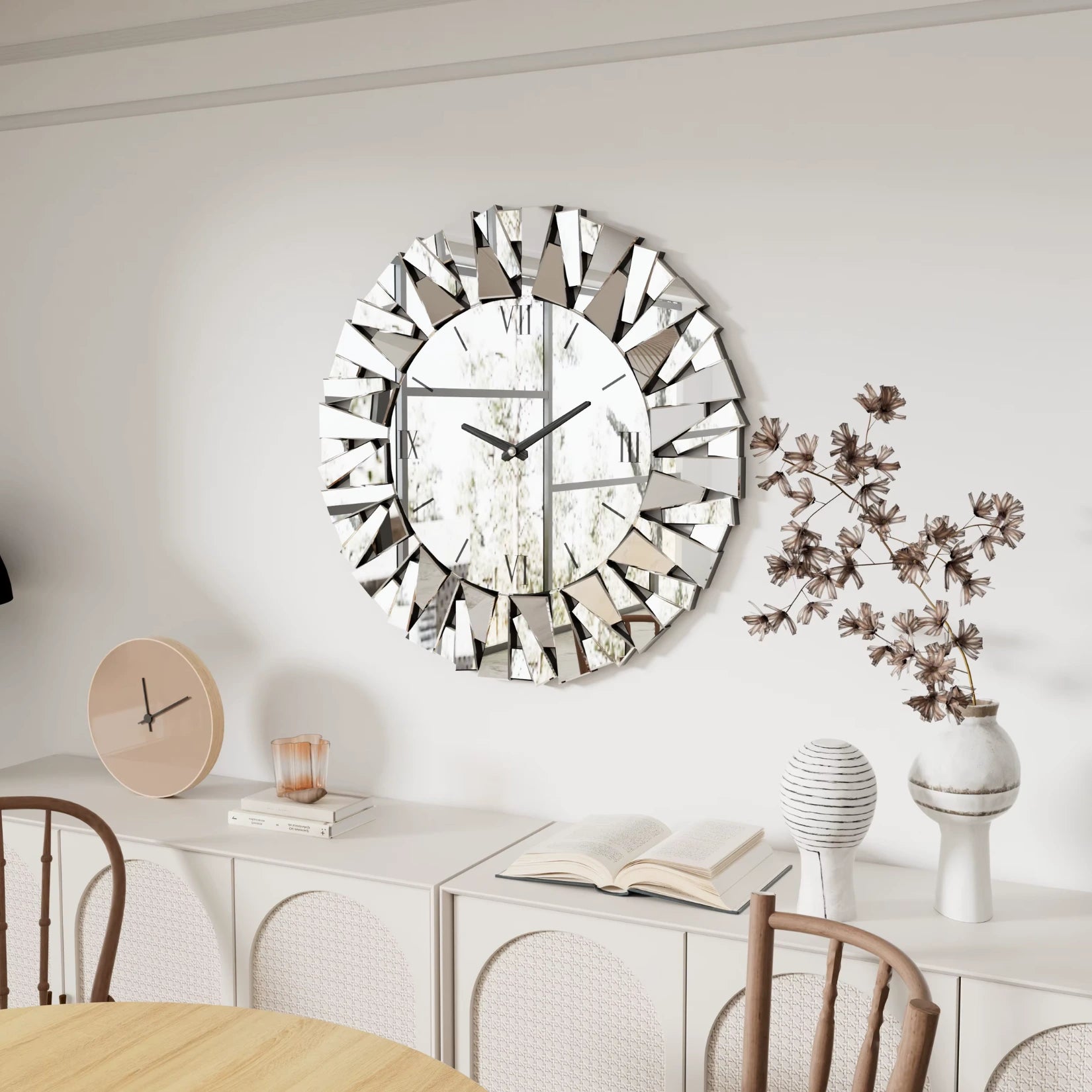 Horloge murale avec miroir au design contemporain.